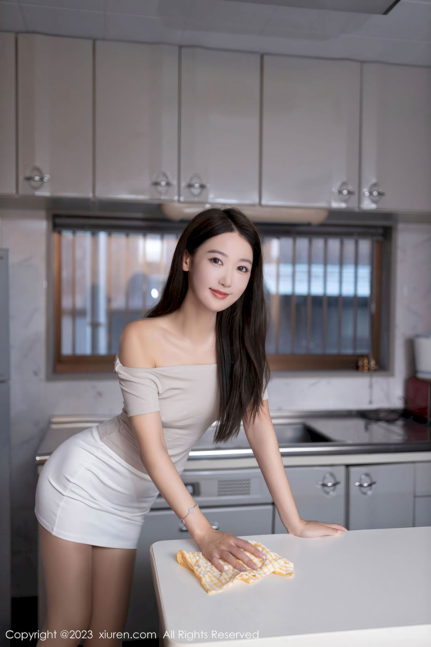 [XiuRen秀人网] No.7689 模特唐安琪 – 浅灰上衣+灰色短裙日本旅拍-御萝部落