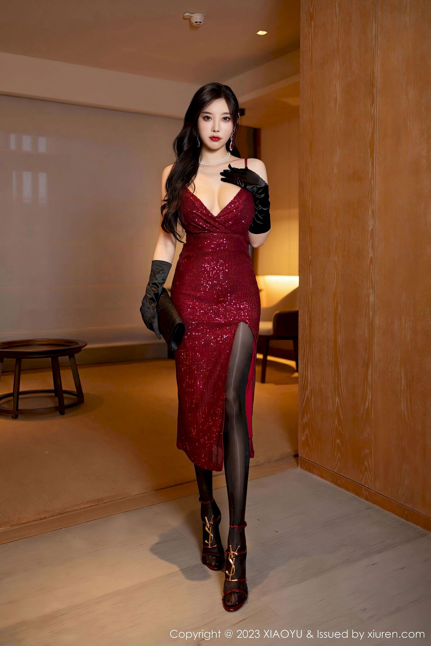 [XIAOYU语画界] VOL.1085 杨晨晨Yome – 红色礼裙+黑丝性感写真-御萝部落