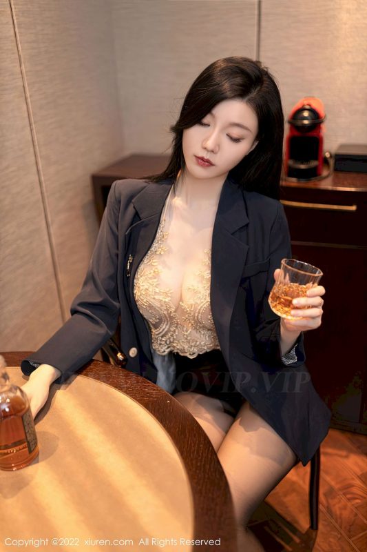 [秀人XiuRen] No.6051 模特安然anran - 职场OL+醉酒主题性感写真-御萝部落