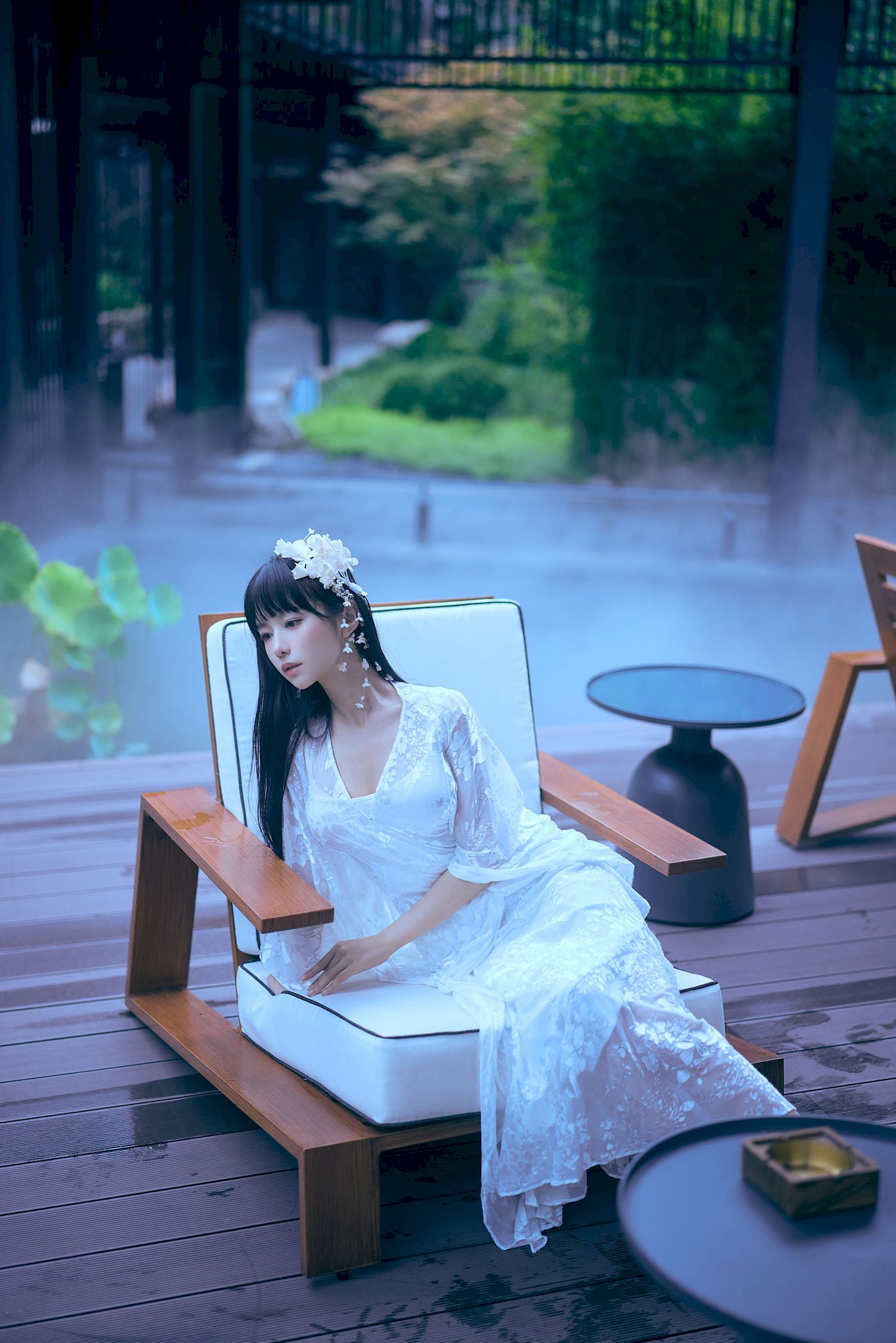 白裙美女点缀白花发饰