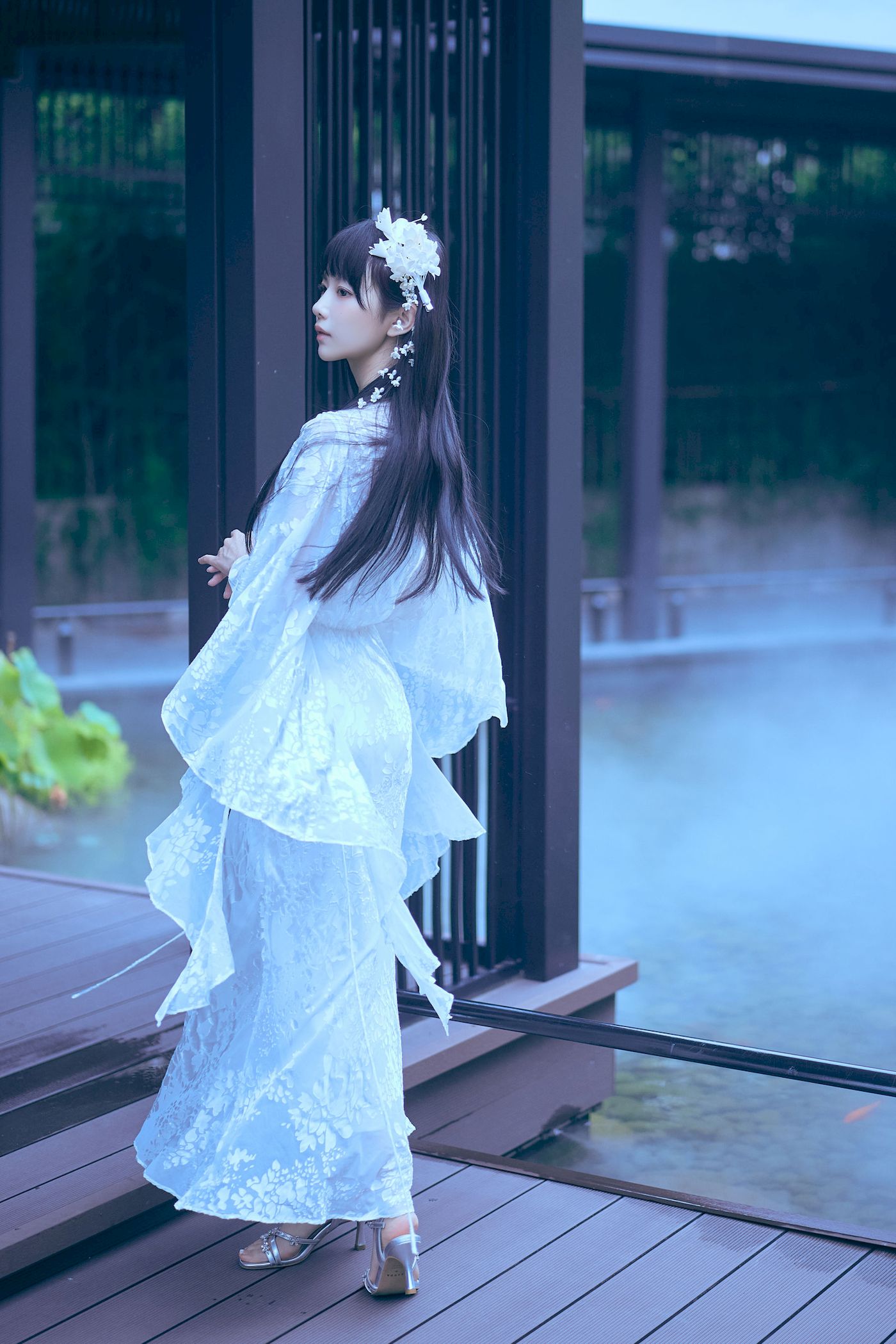 白裙美女点缀白花发饰