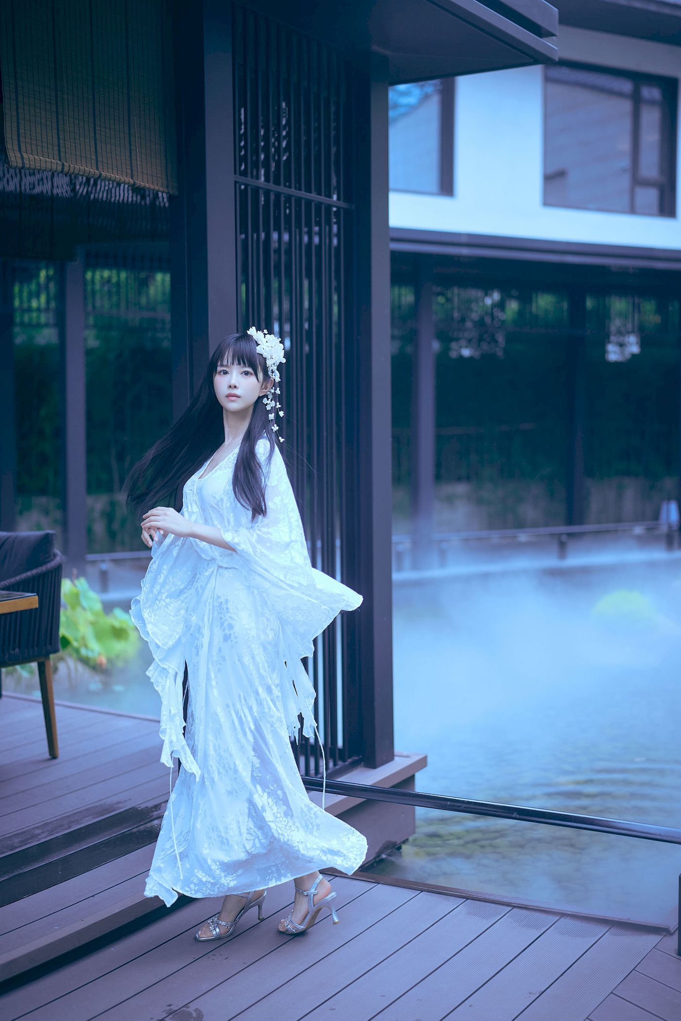 白裙美女点缀白花发饰