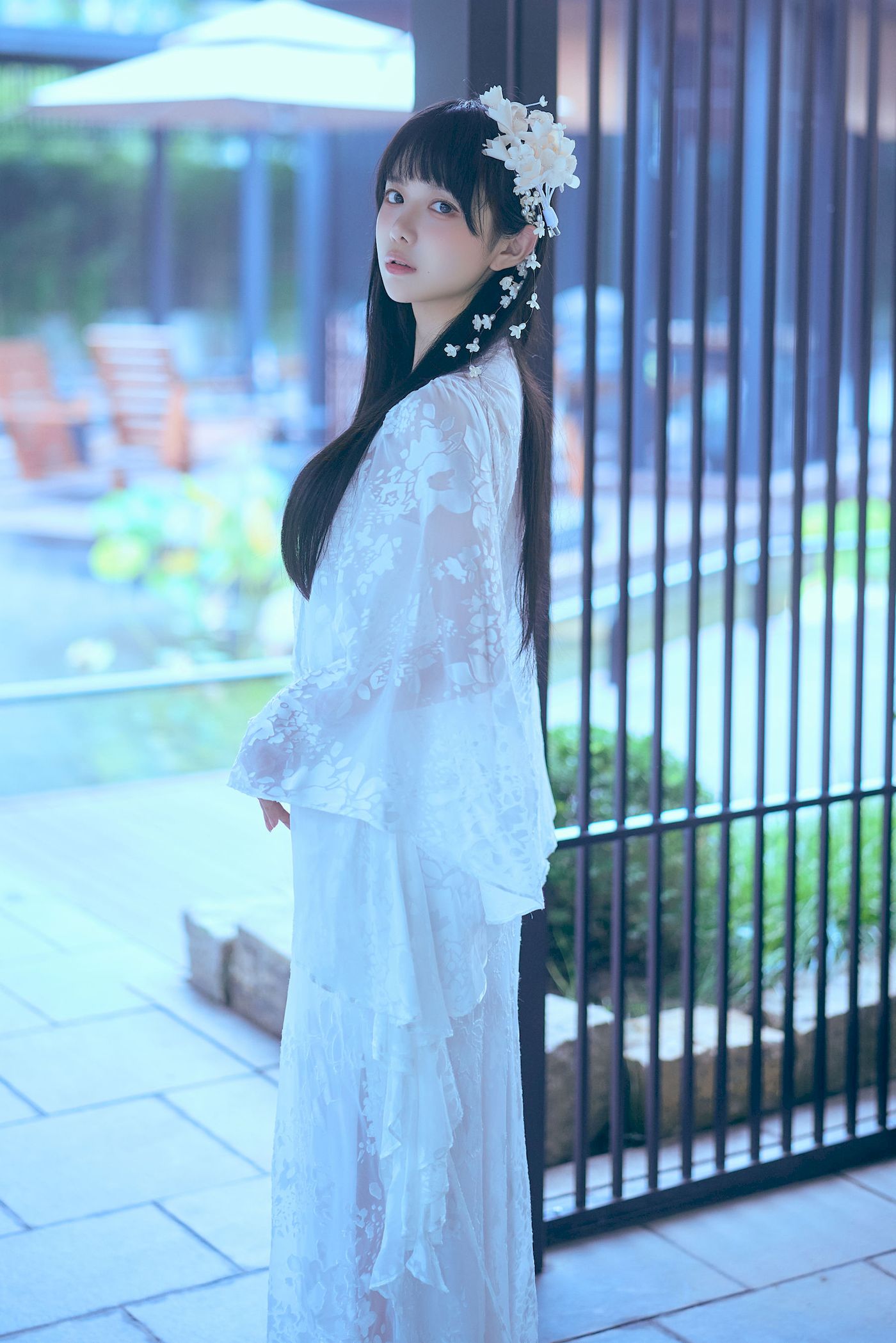 白裙美女点缀白花发饰