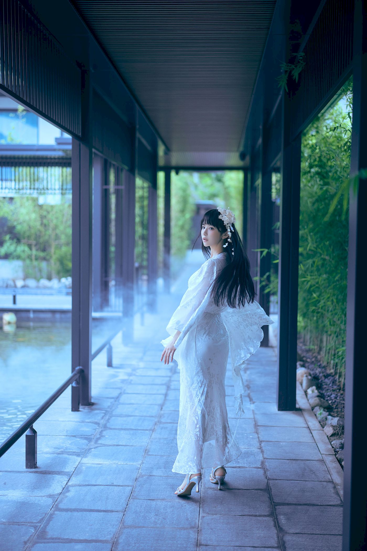 白裙美女点缀白花发饰