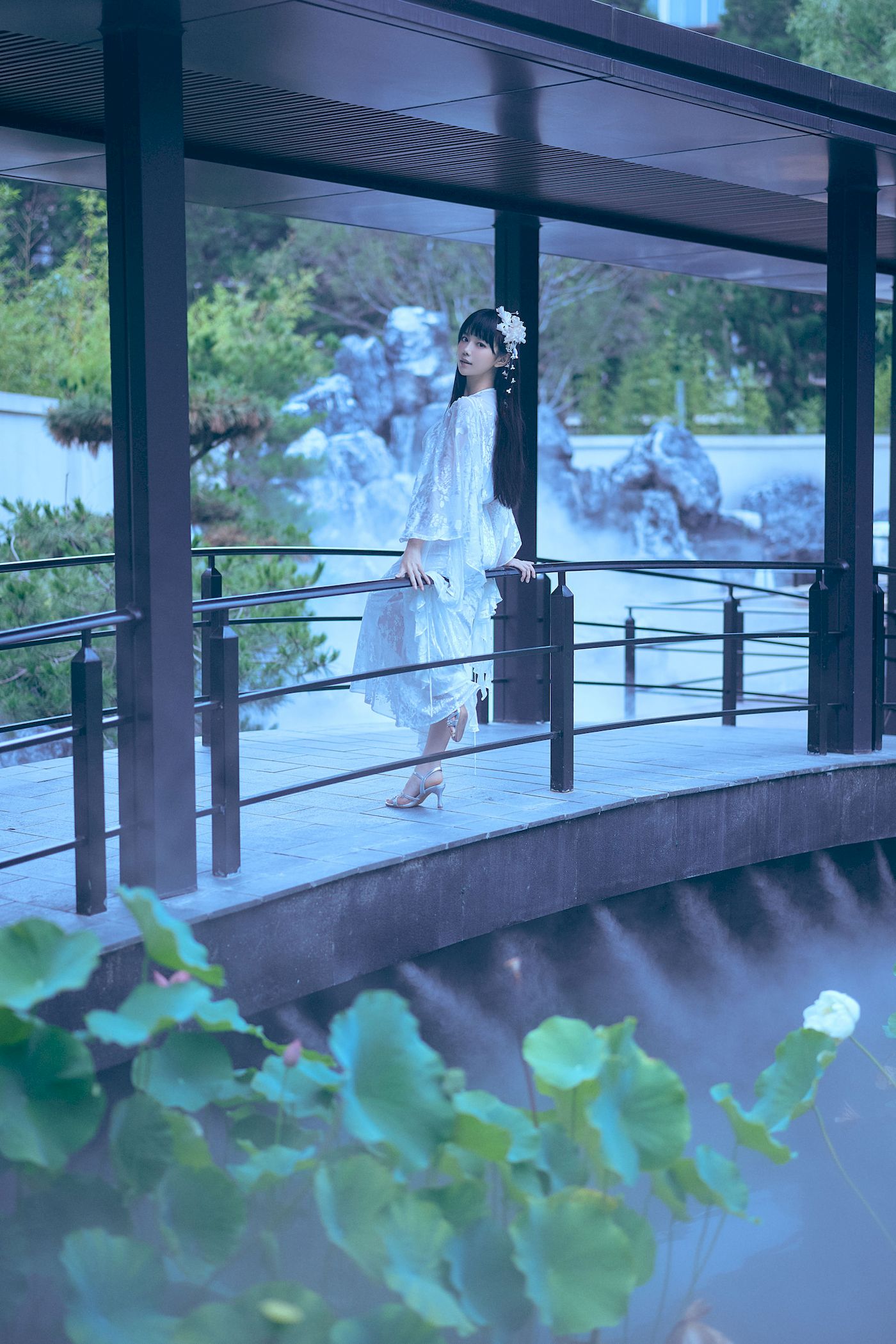 白裙美女点缀白花发饰