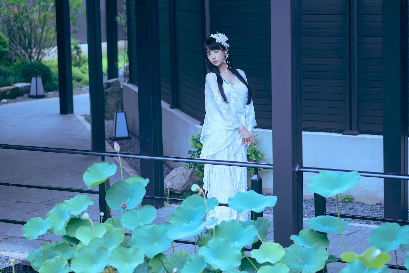 白裙美女点缀白花发饰