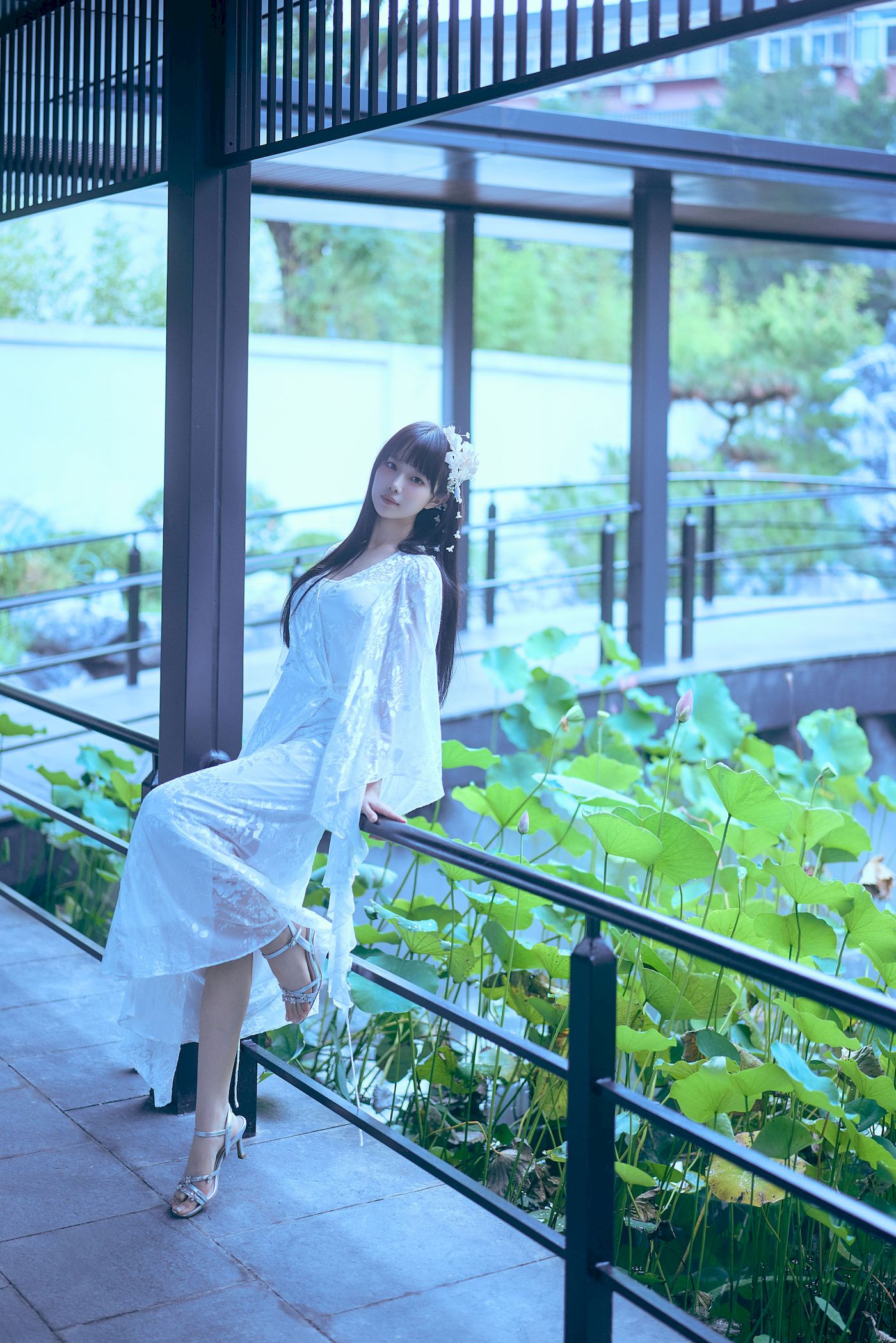 白裙美女点缀白花发饰