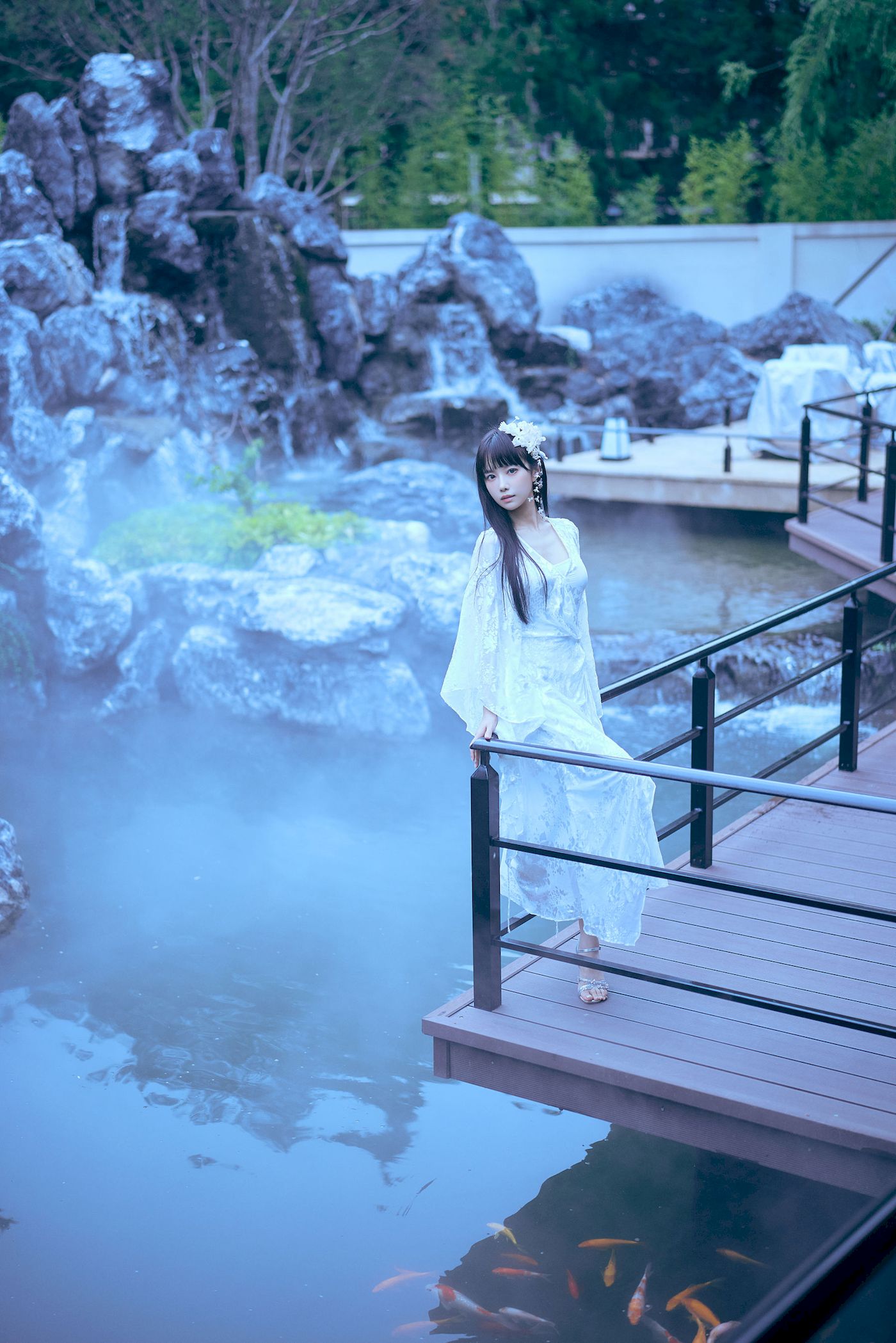 白裙美女点缀白花发饰