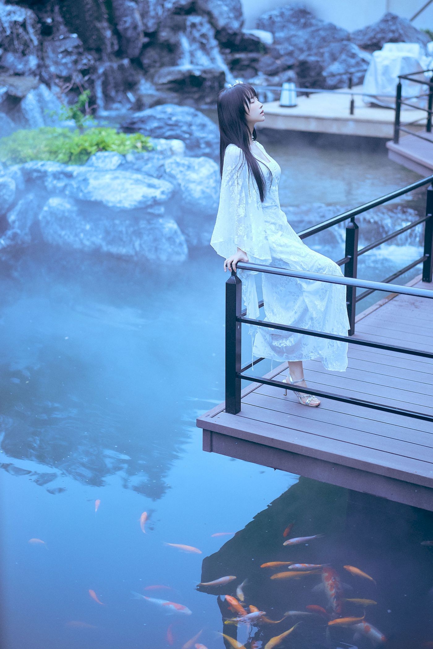 白裙美女点缀白花发饰