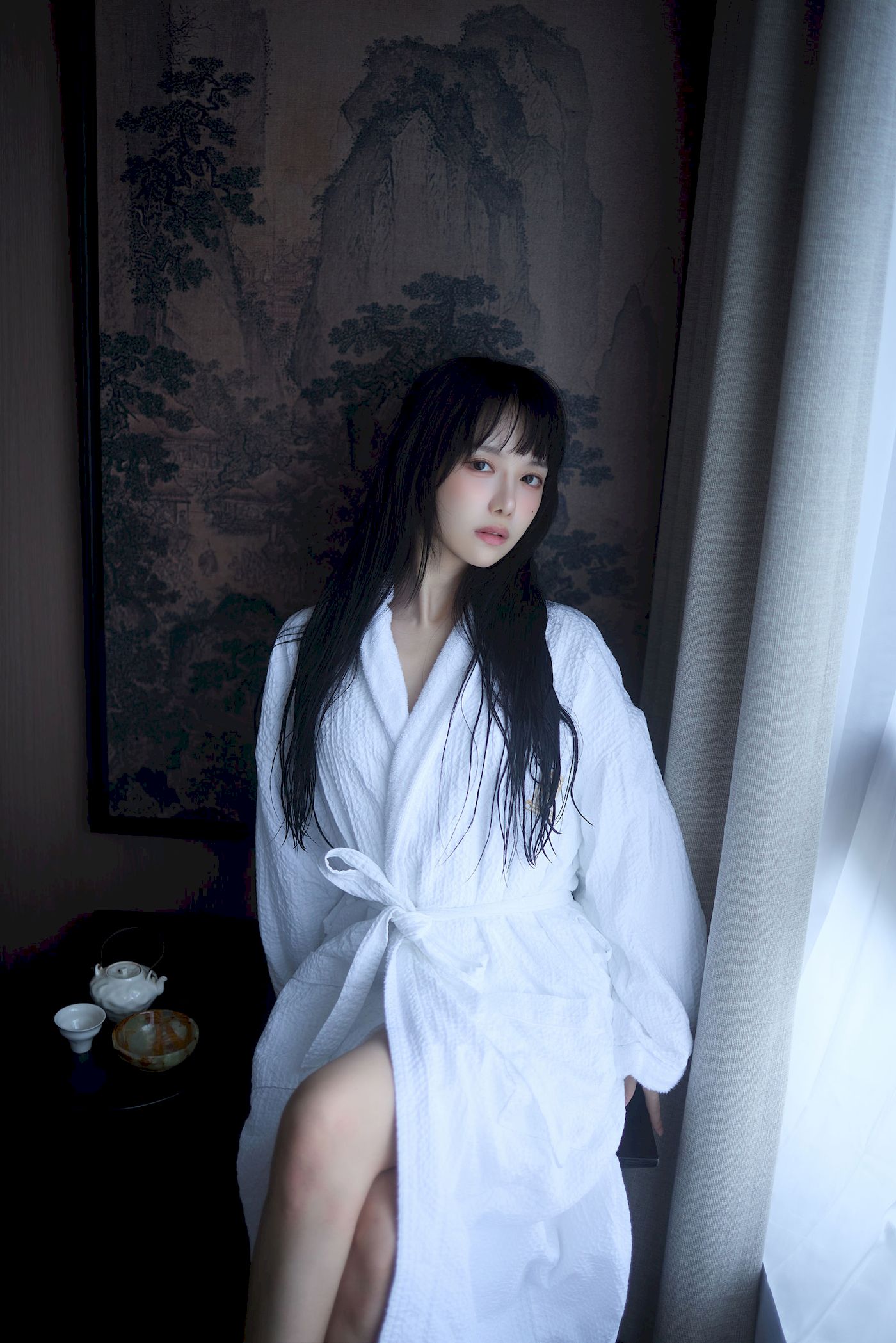 白裙美女点缀白花发饰