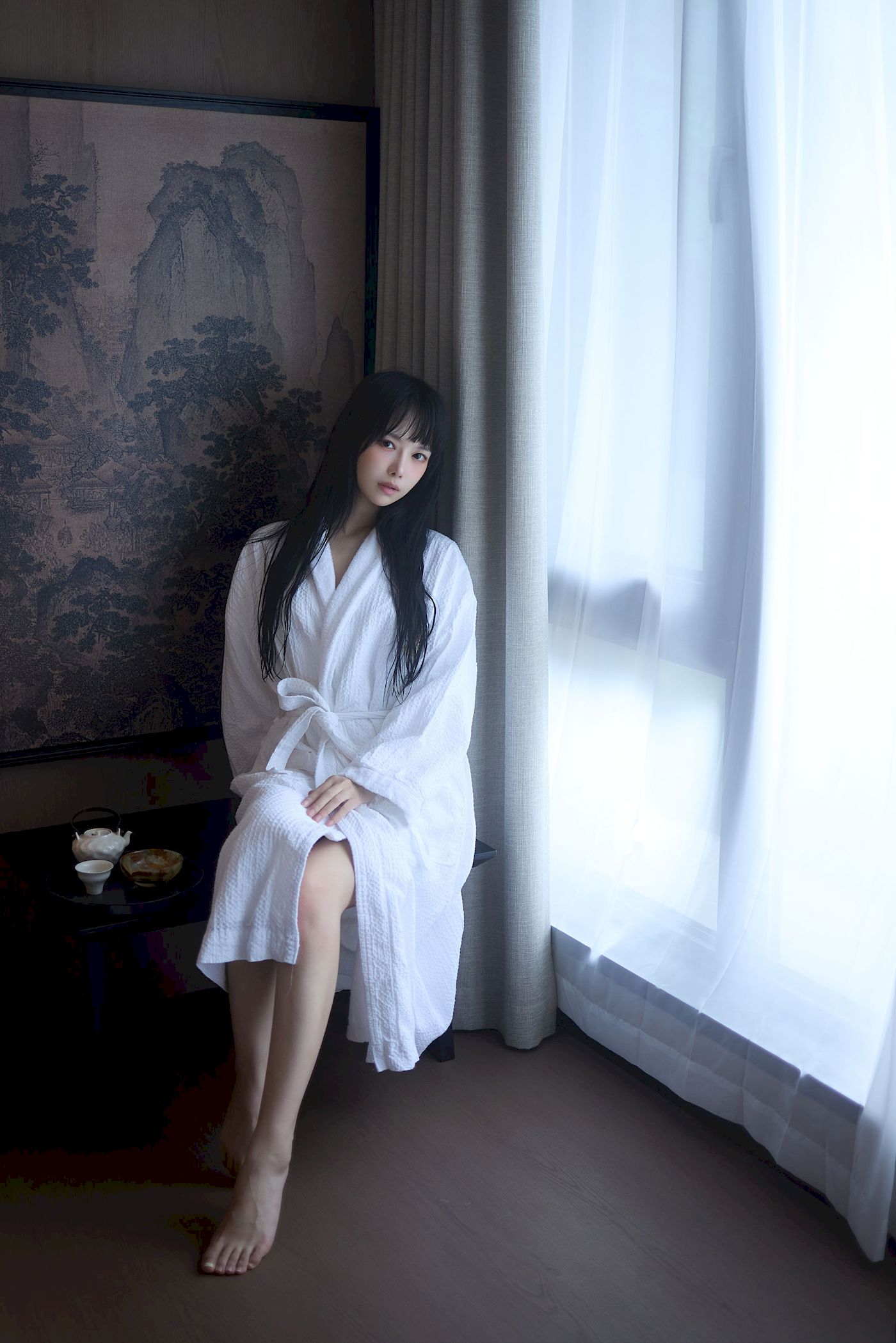 白裙美女点缀白花发饰