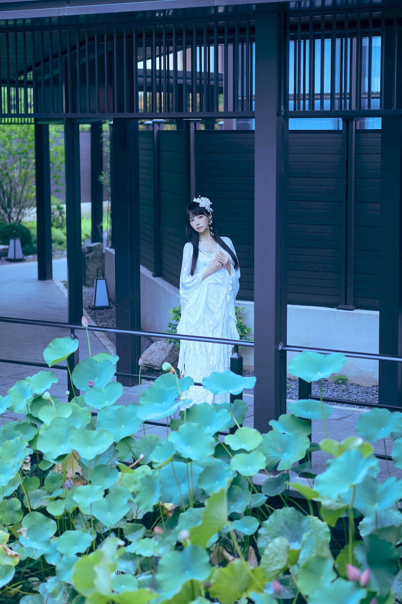 白裙美女点缀白花发饰