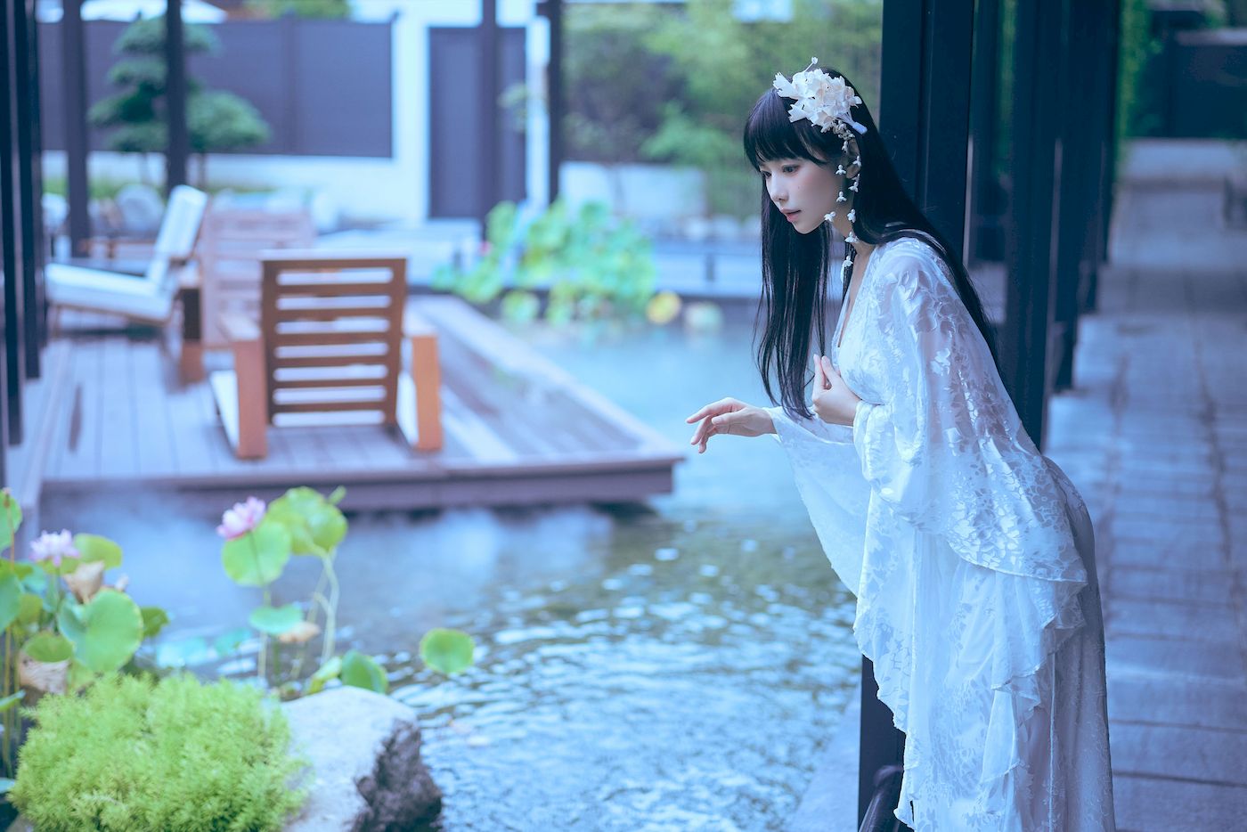 白裙美女点缀白花发饰