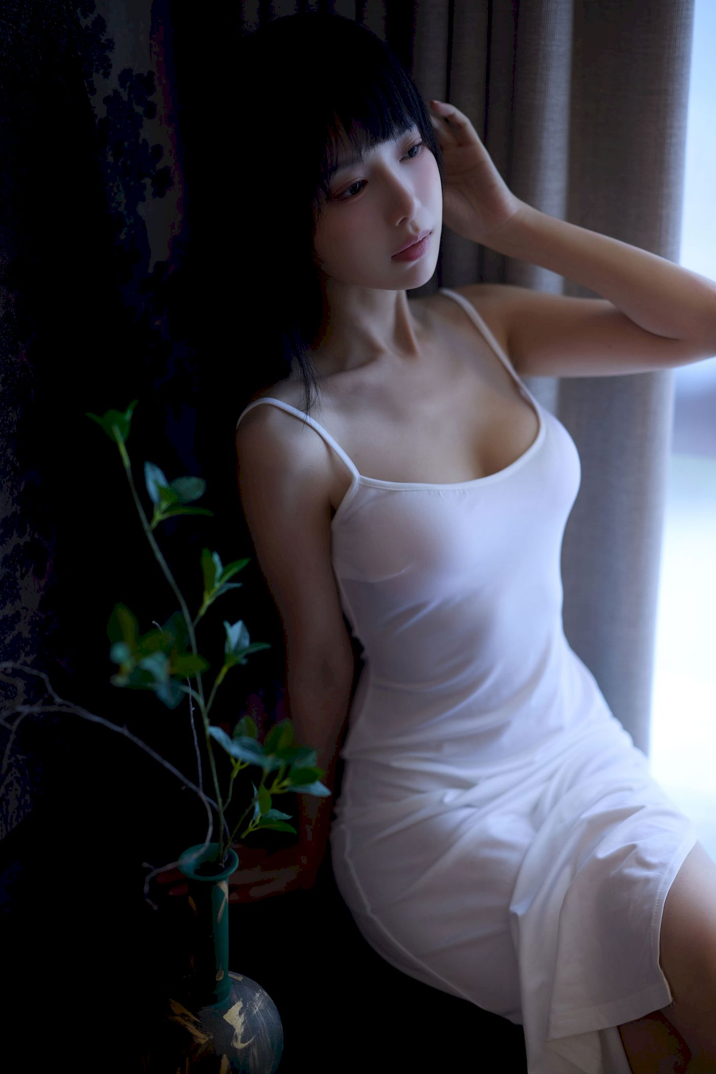 白裙美女点缀白花发饰