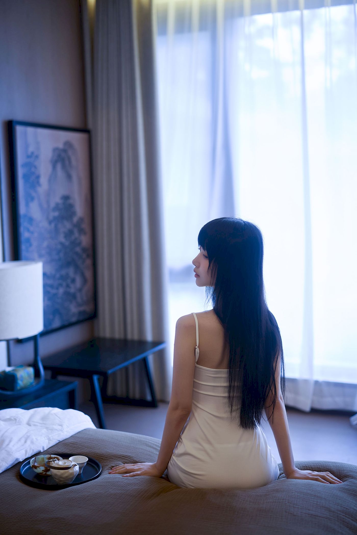 白裙美女点缀白花发饰