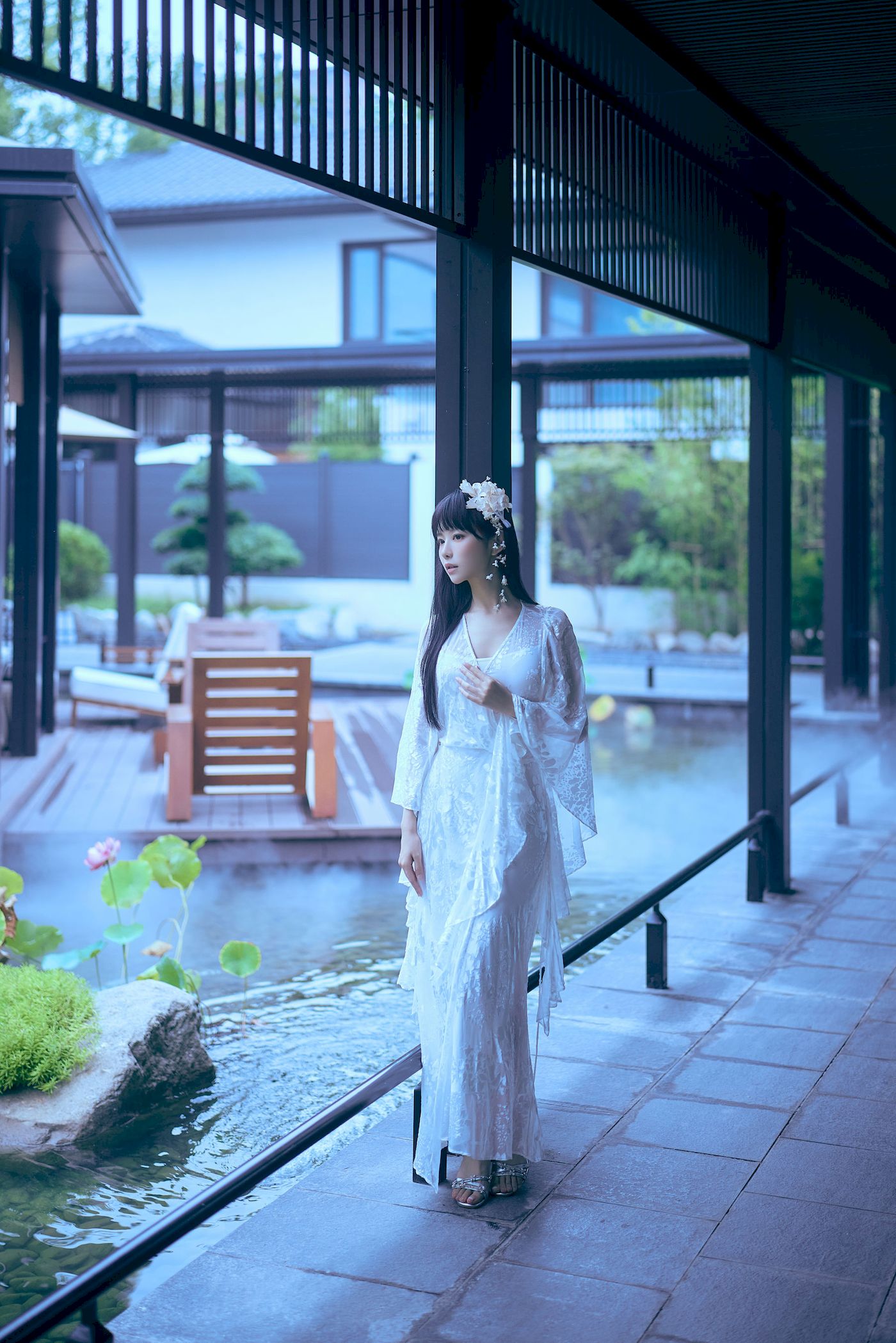 白裙美女点缀白花发饰