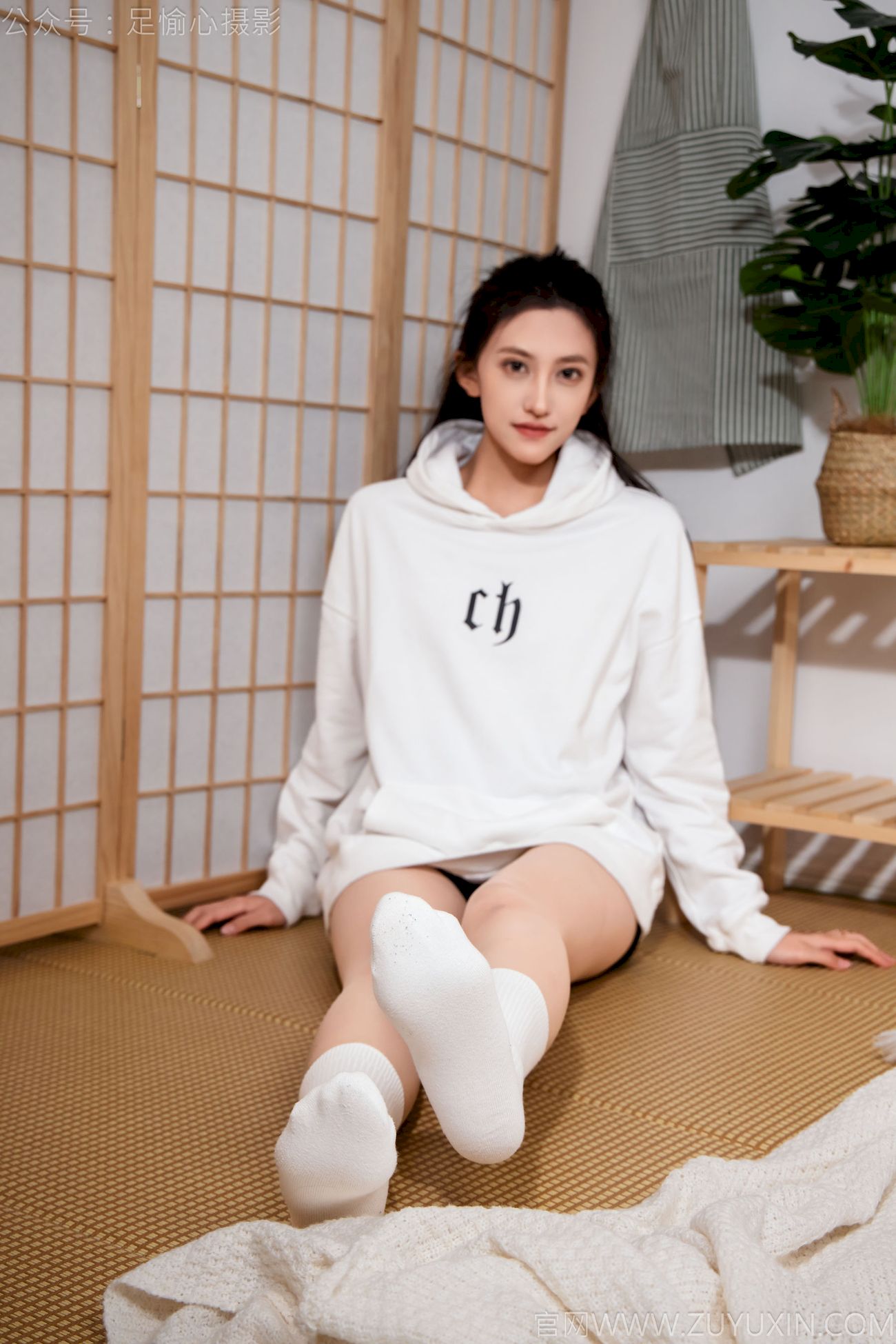 可乐连帽卫衣+中筒袜居家松弛写真