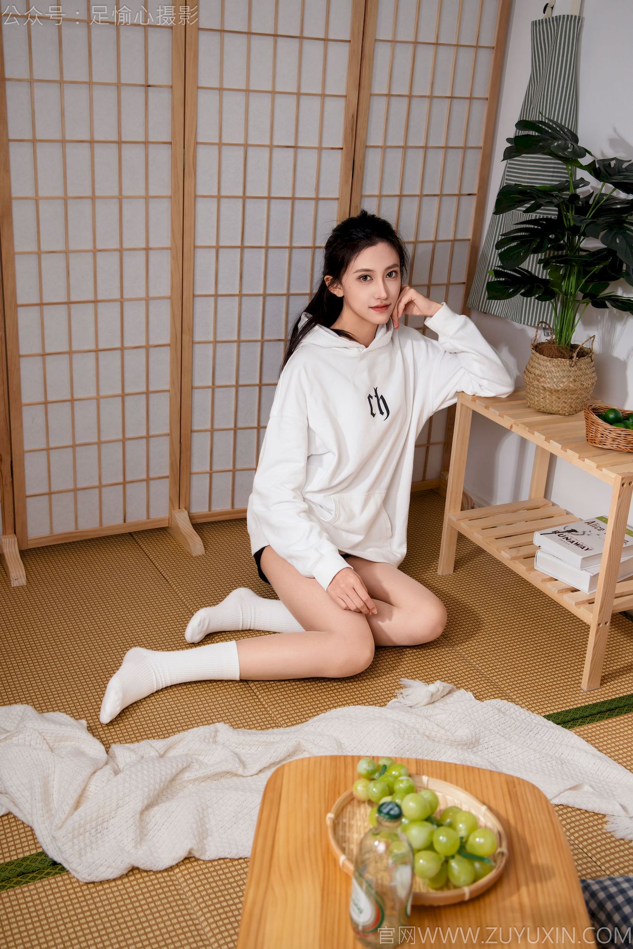 可乐连帽卫衣+中筒袜居家松弛写真