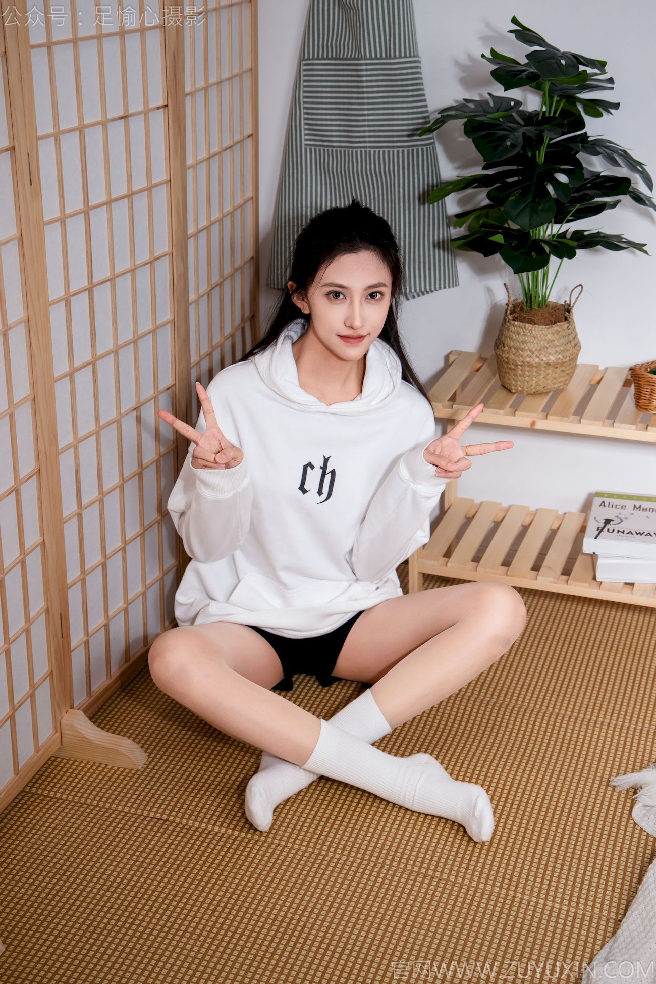 可乐连帽卫衣+中筒袜居家松弛写真