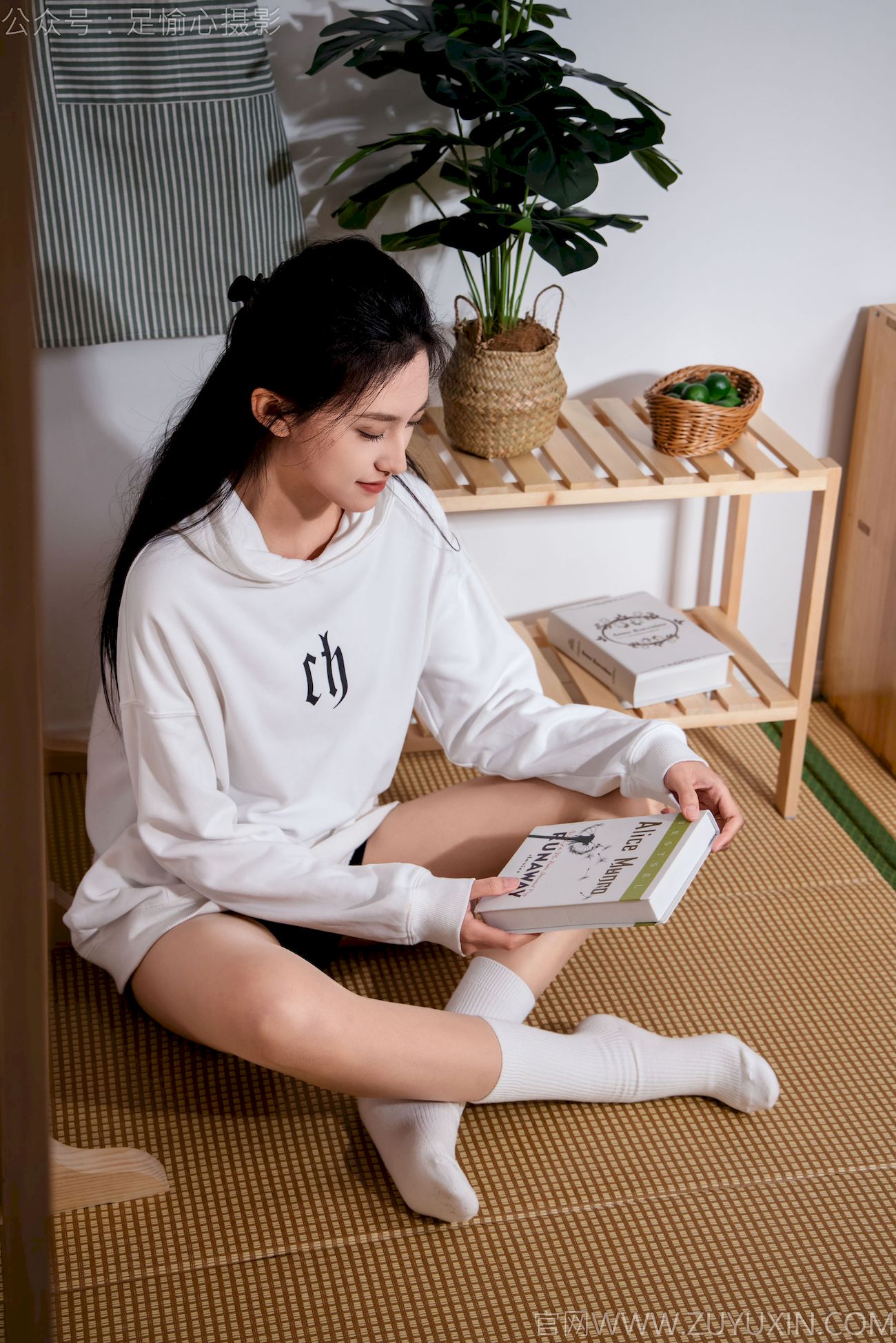 可乐连帽卫衣+中筒袜居家松弛写真