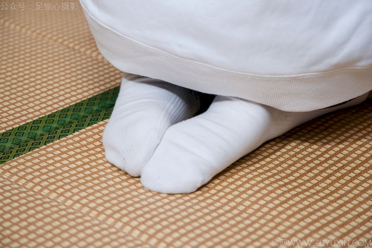 可乐连帽卫衣+中筒袜居家松弛写真