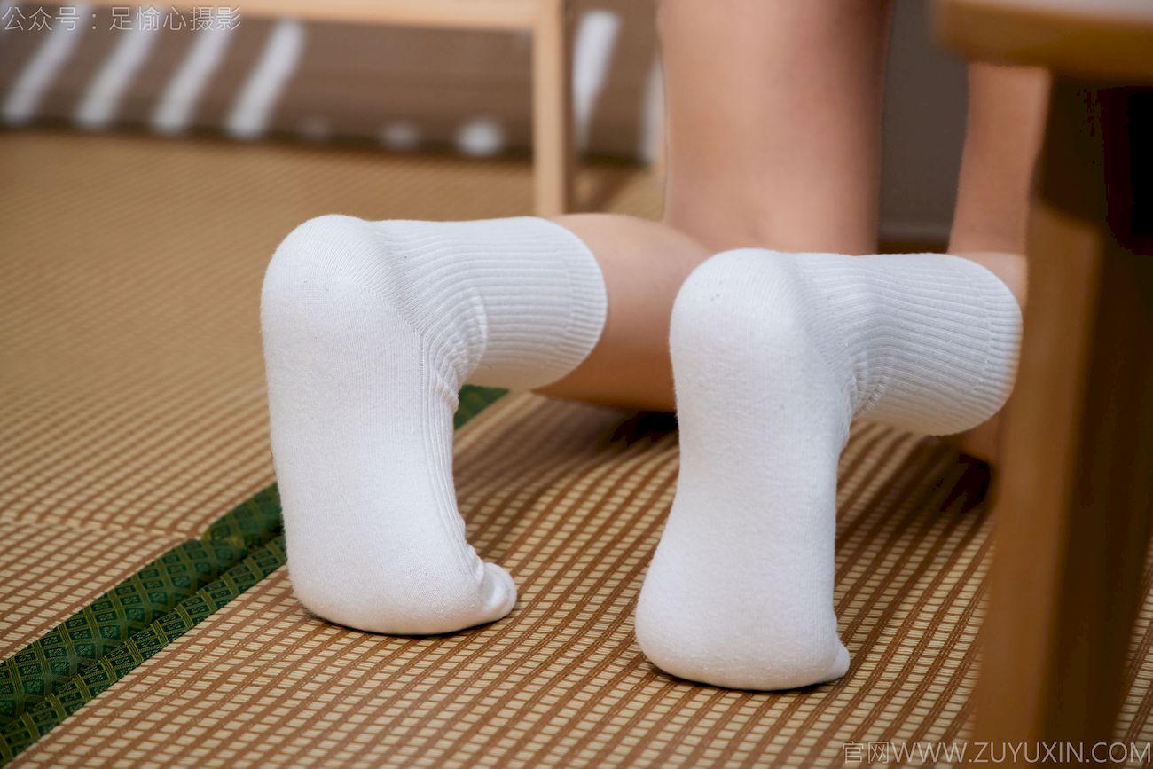 可乐连帽卫衣+中筒袜居家松弛写真