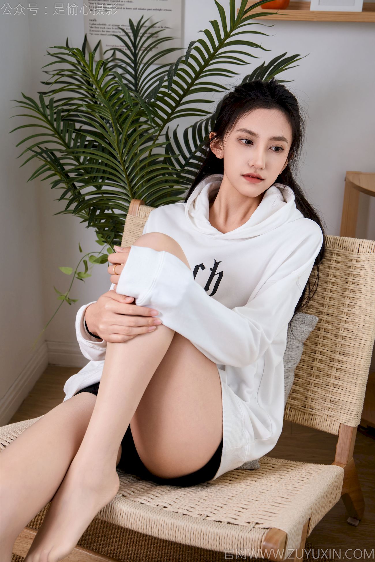 可乐连帽卫衣+中筒袜居家松弛写真
