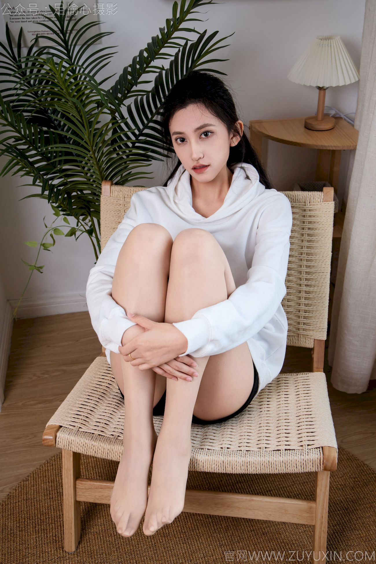 可乐连帽卫衣+中筒袜居家松弛写真