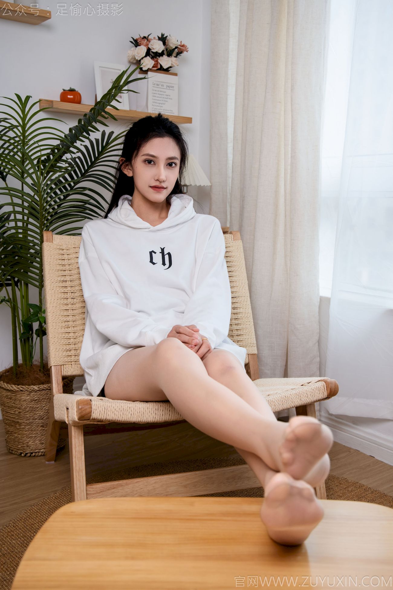可乐连帽卫衣+中筒袜居家松弛写真