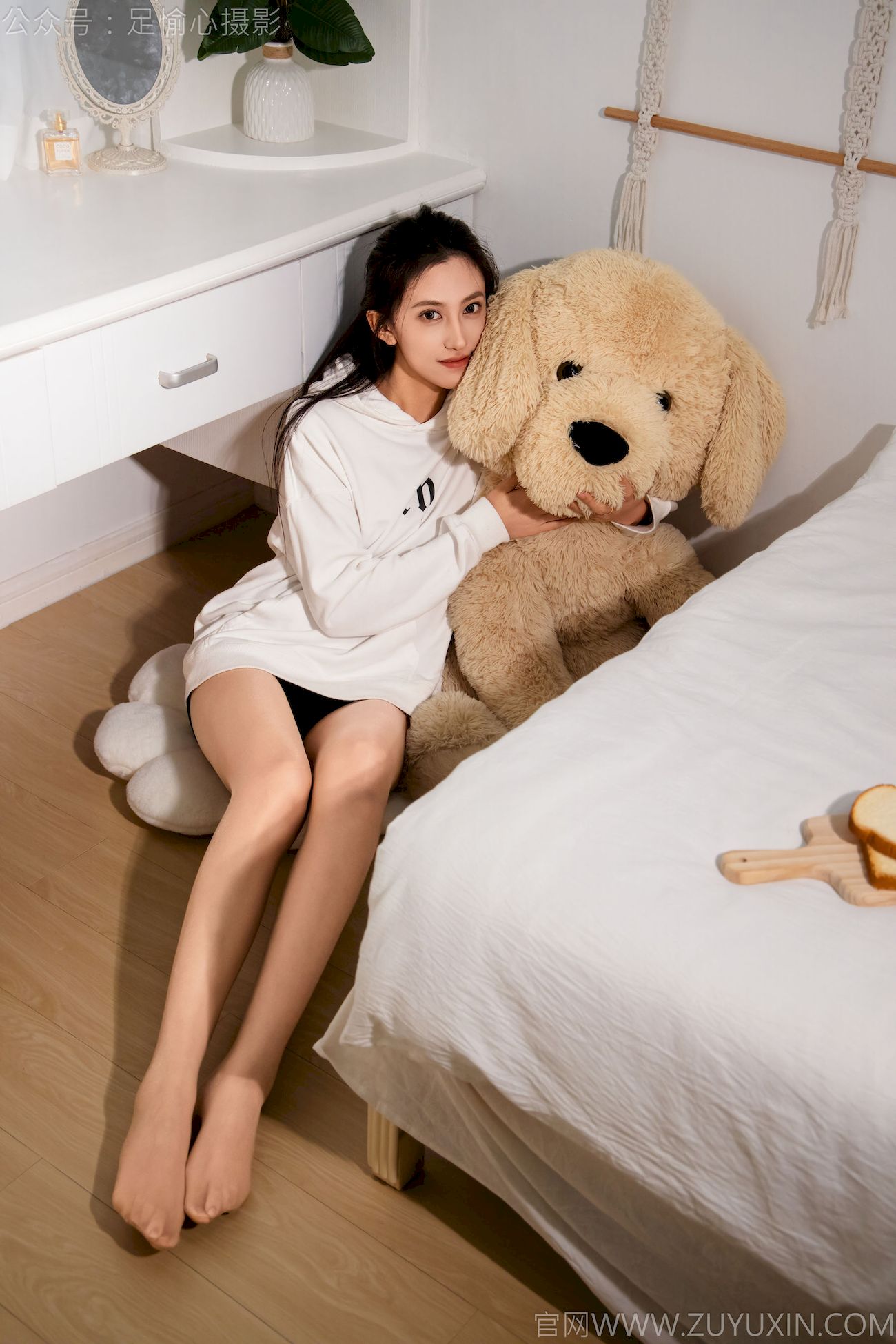 可乐连帽卫衣+中筒袜居家松弛写真