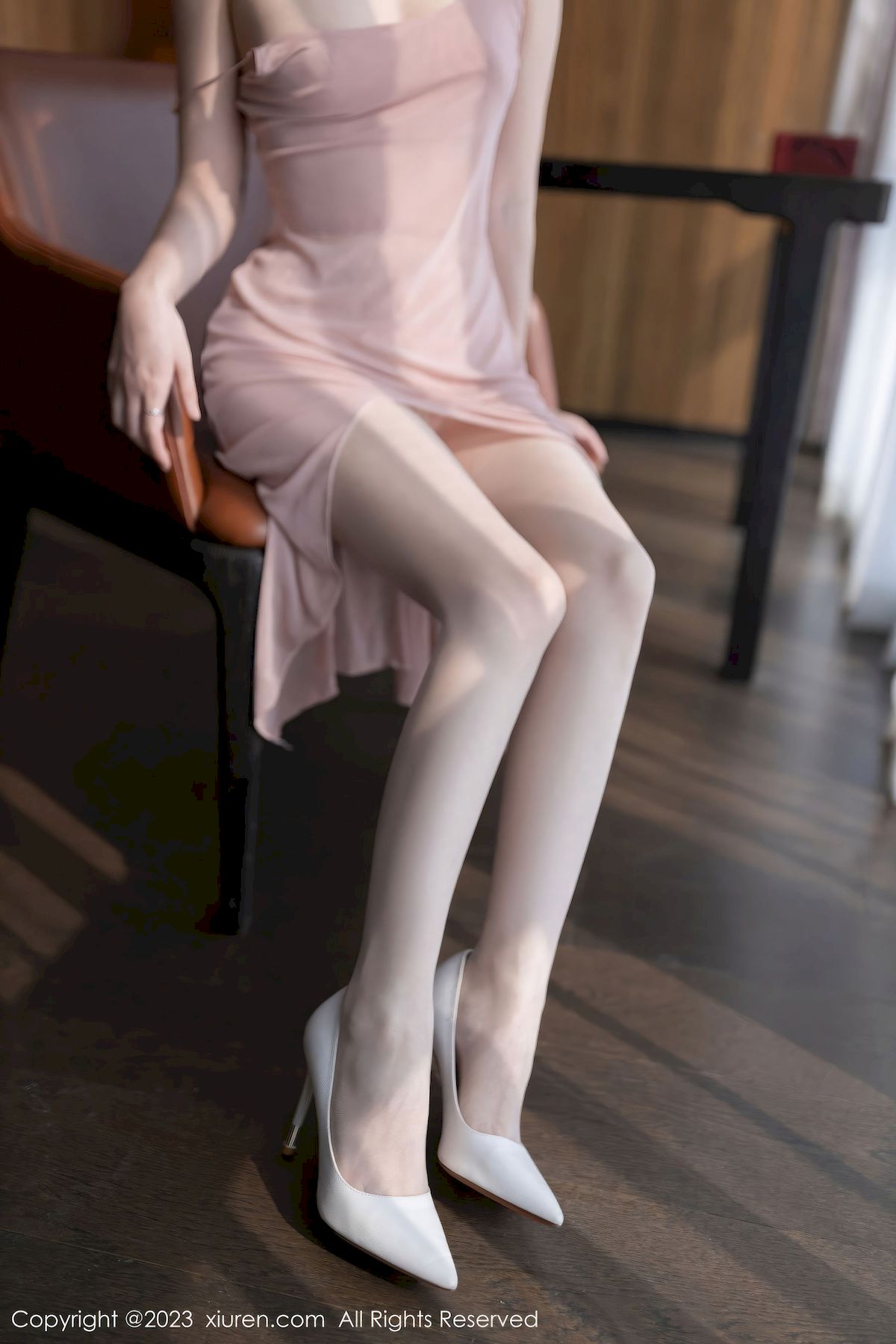 鱼子酱Fish - 粉桃长裙+原色丝袜性感写真