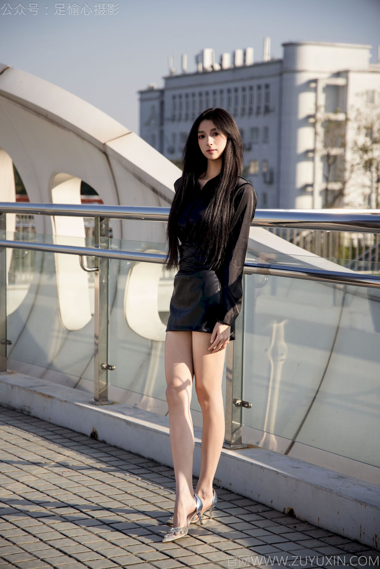 足愉心模特云悦黑衣美腿户外写真