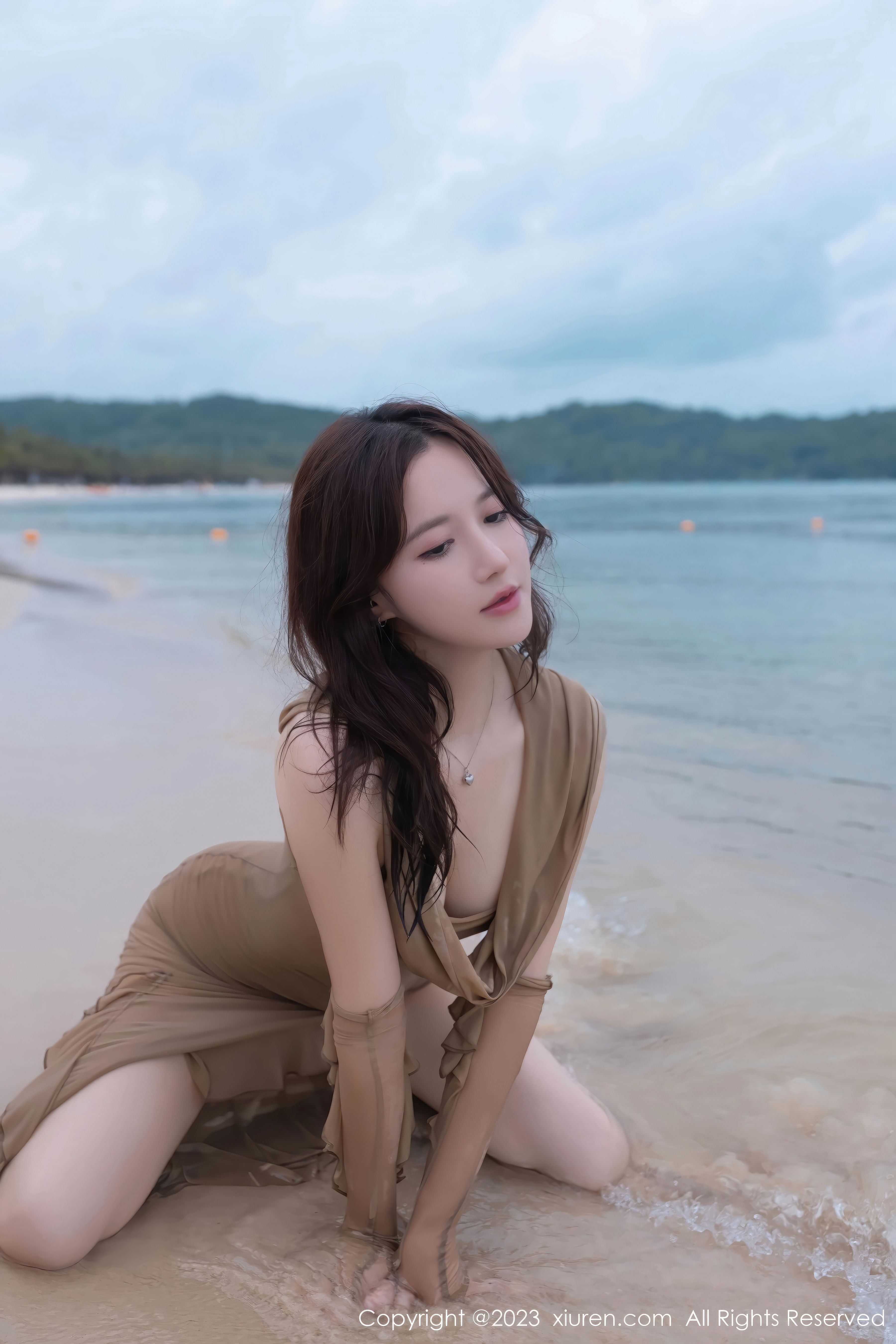 鱼子酱Fish - 连衣长裙+沙滩场景性感写真