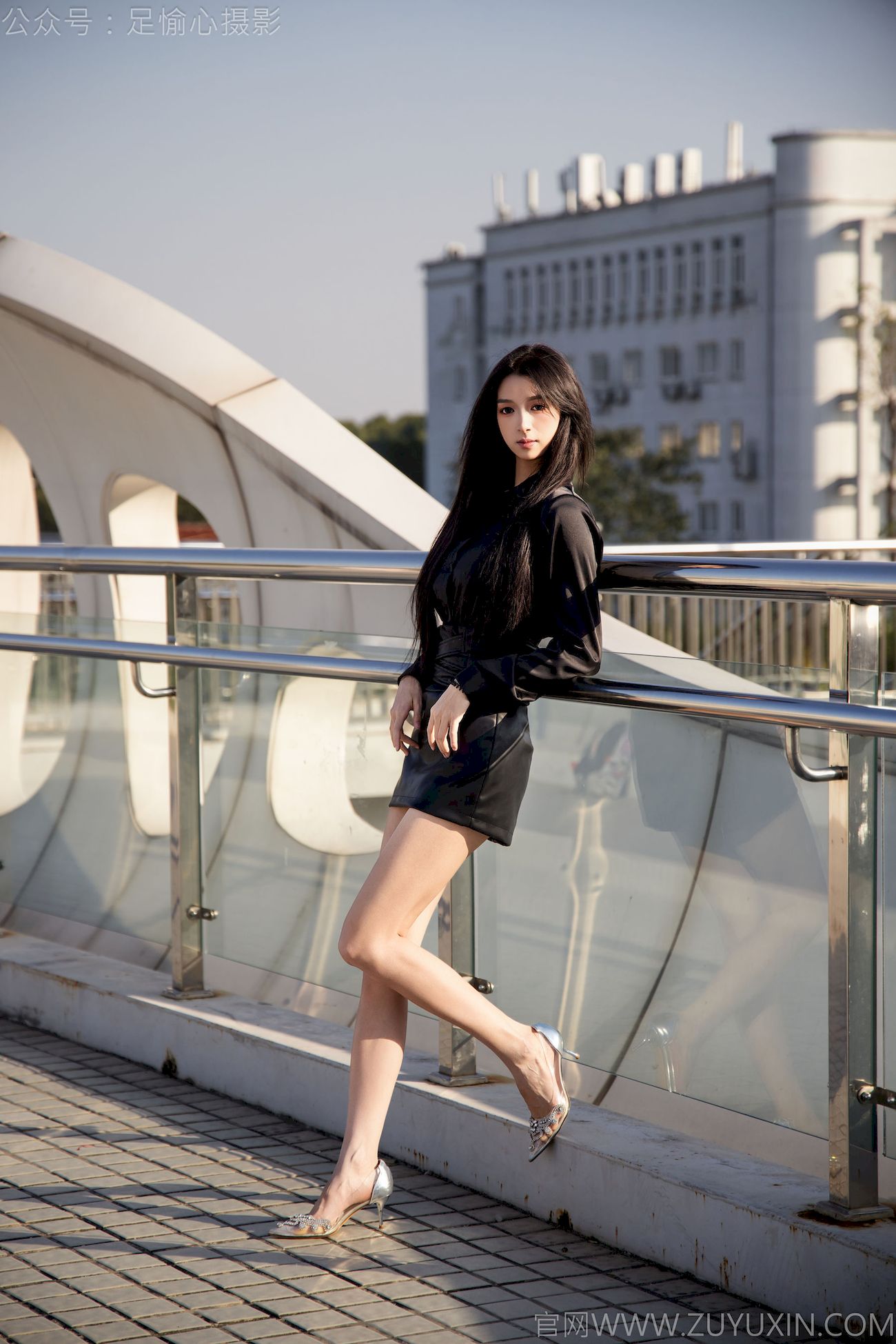 足愉心模特云悦黑衣美腿户外写真