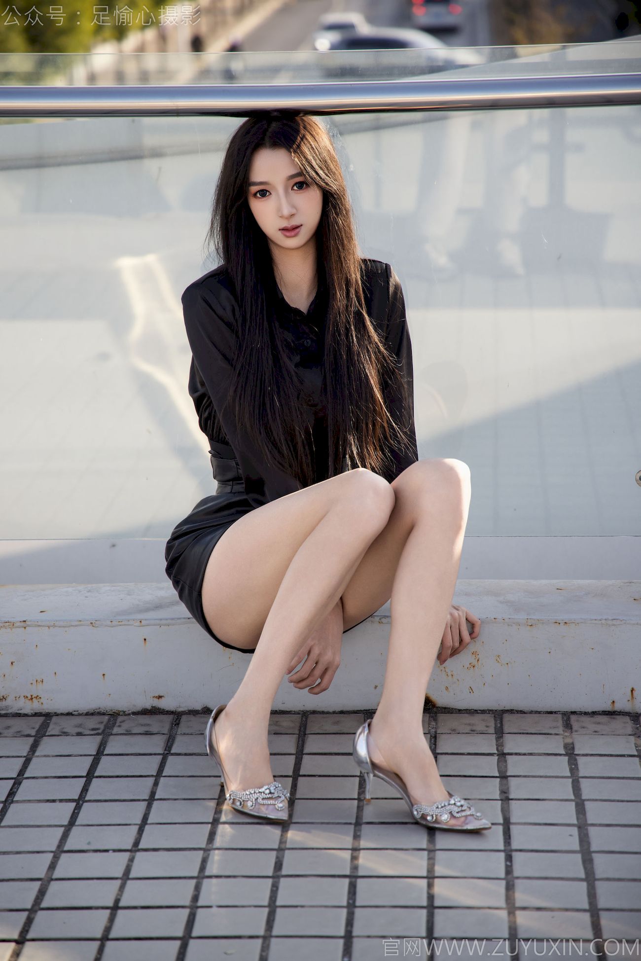 足愉心模特云悦黑衣美腿户外写真