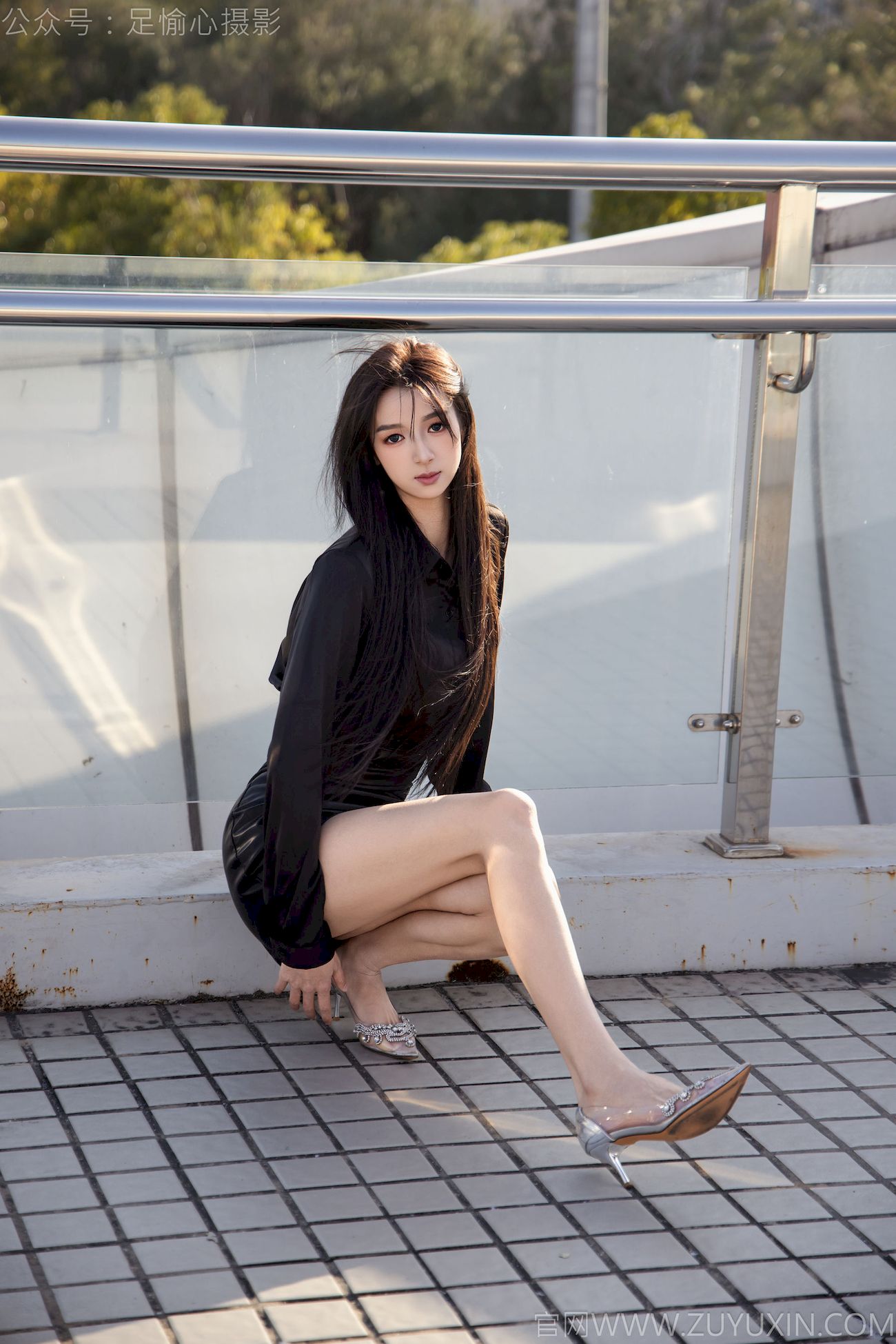 足愉心模特云悦黑衣美腿户外写真