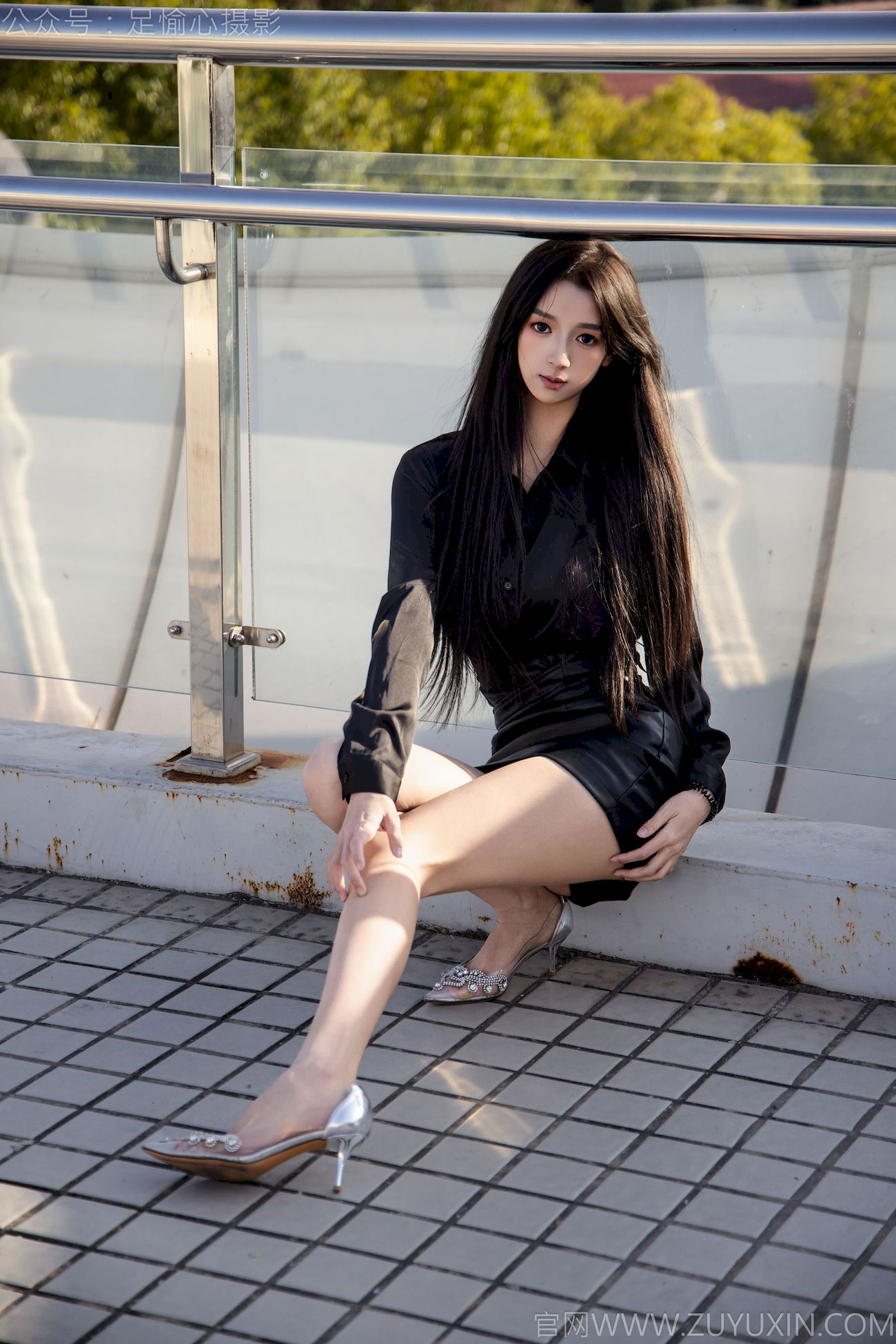 足愉心模特云悦黑衣美腿户外写真