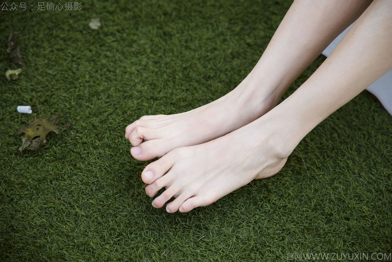 足愉心模特云悦黑衣美腿户外写真