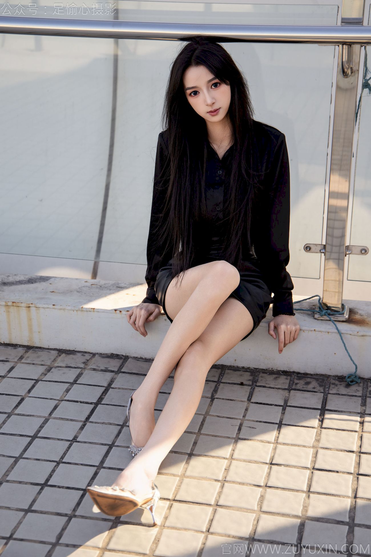 足愉心模特云悦黑衣美腿户外写真