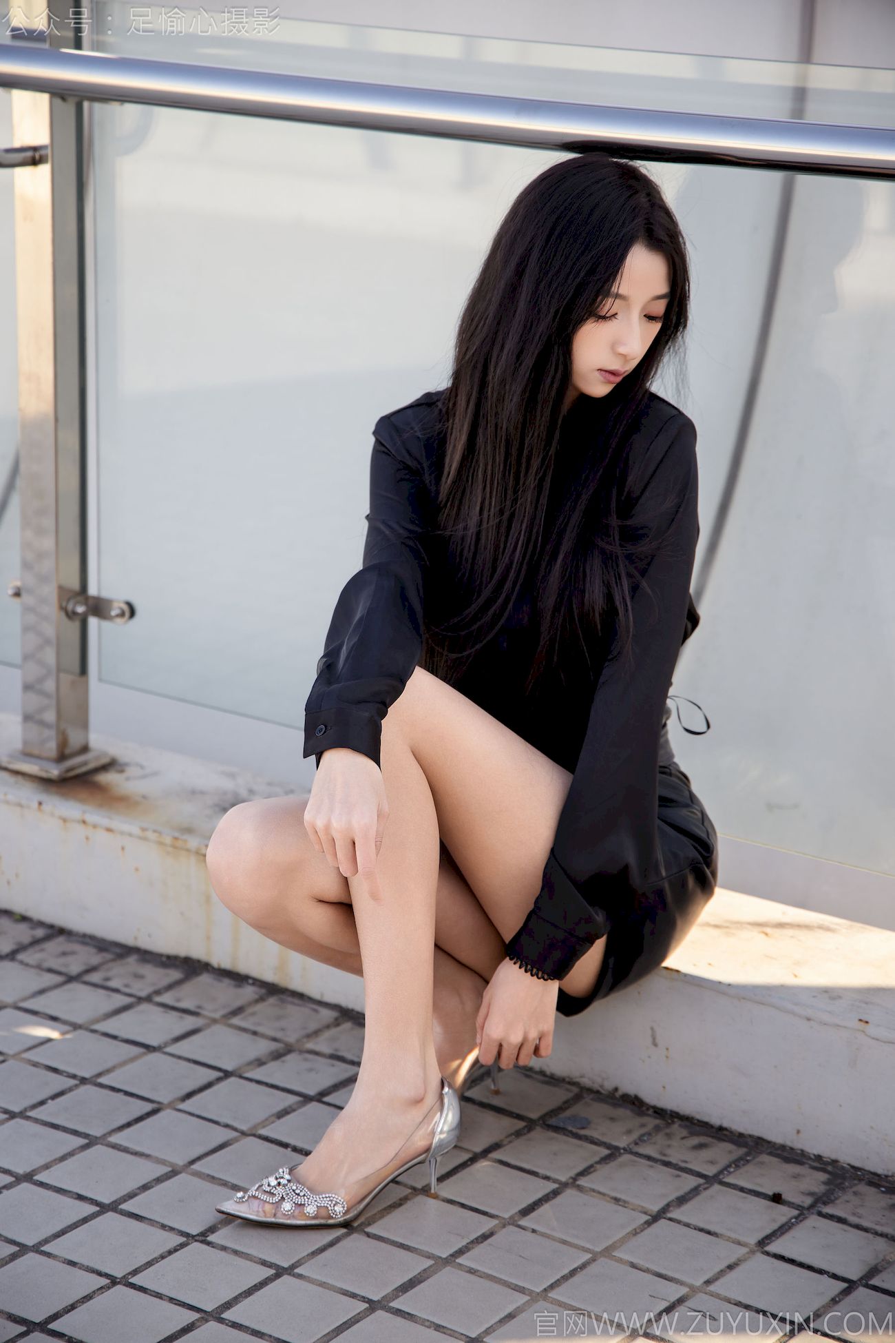 足愉心模特云悦黑衣美腿户外写真