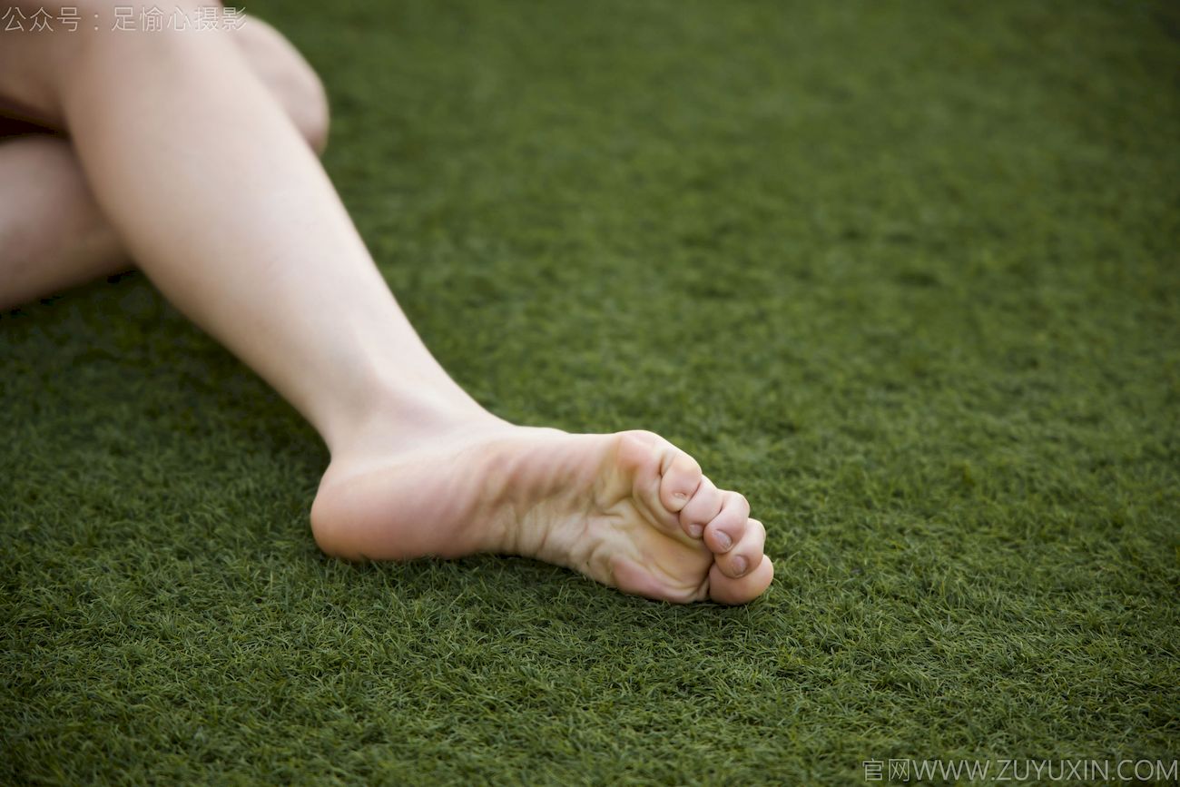 足愉心模特云悦黑衣美腿户外写真