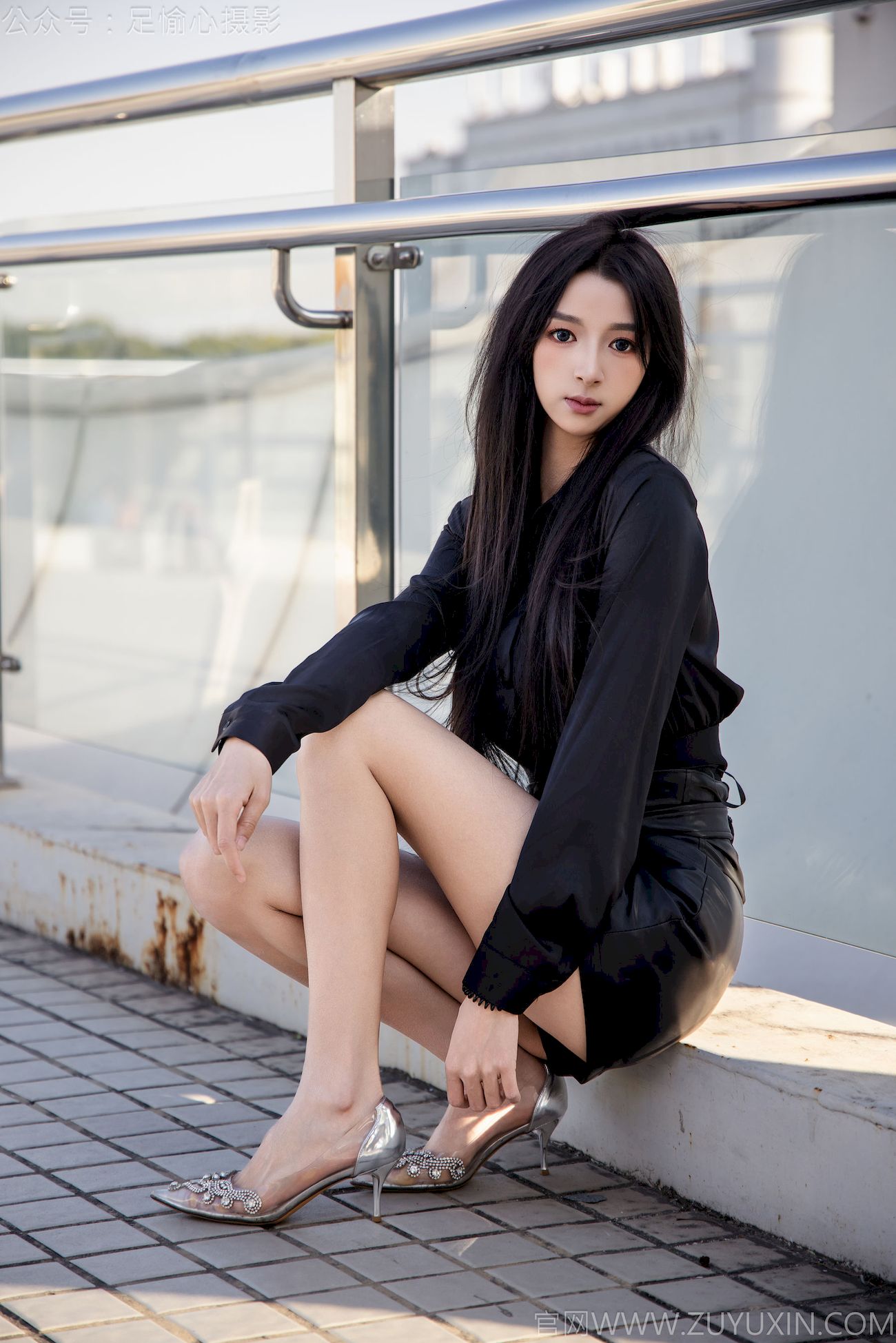 足愉心模特云悦黑衣美腿户外写真