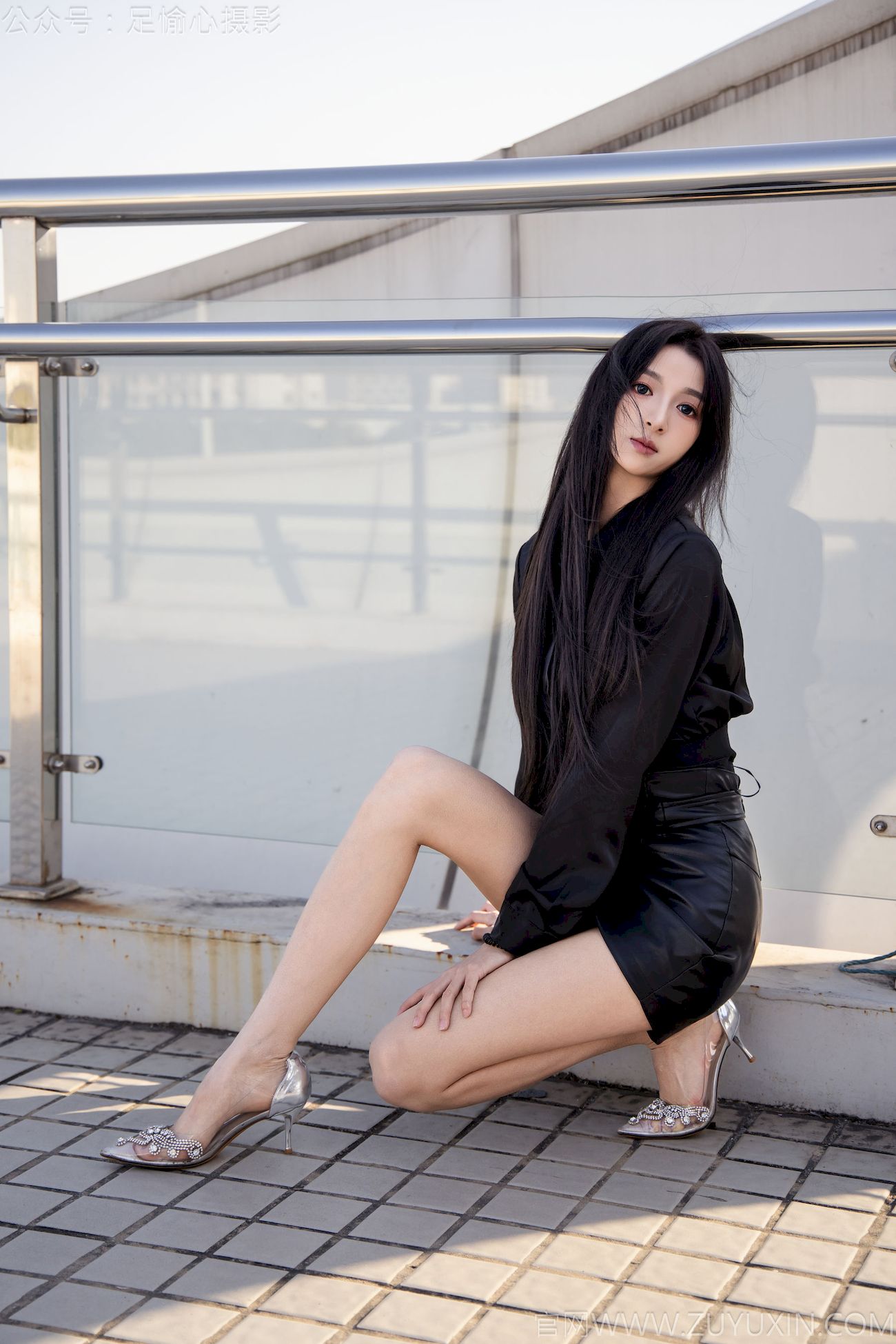 足愉心模特云悦黑衣美腿户外写真