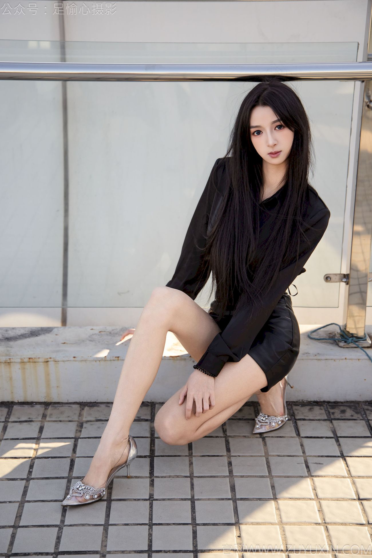 足愉心模特云悦黑衣美腿户外写真