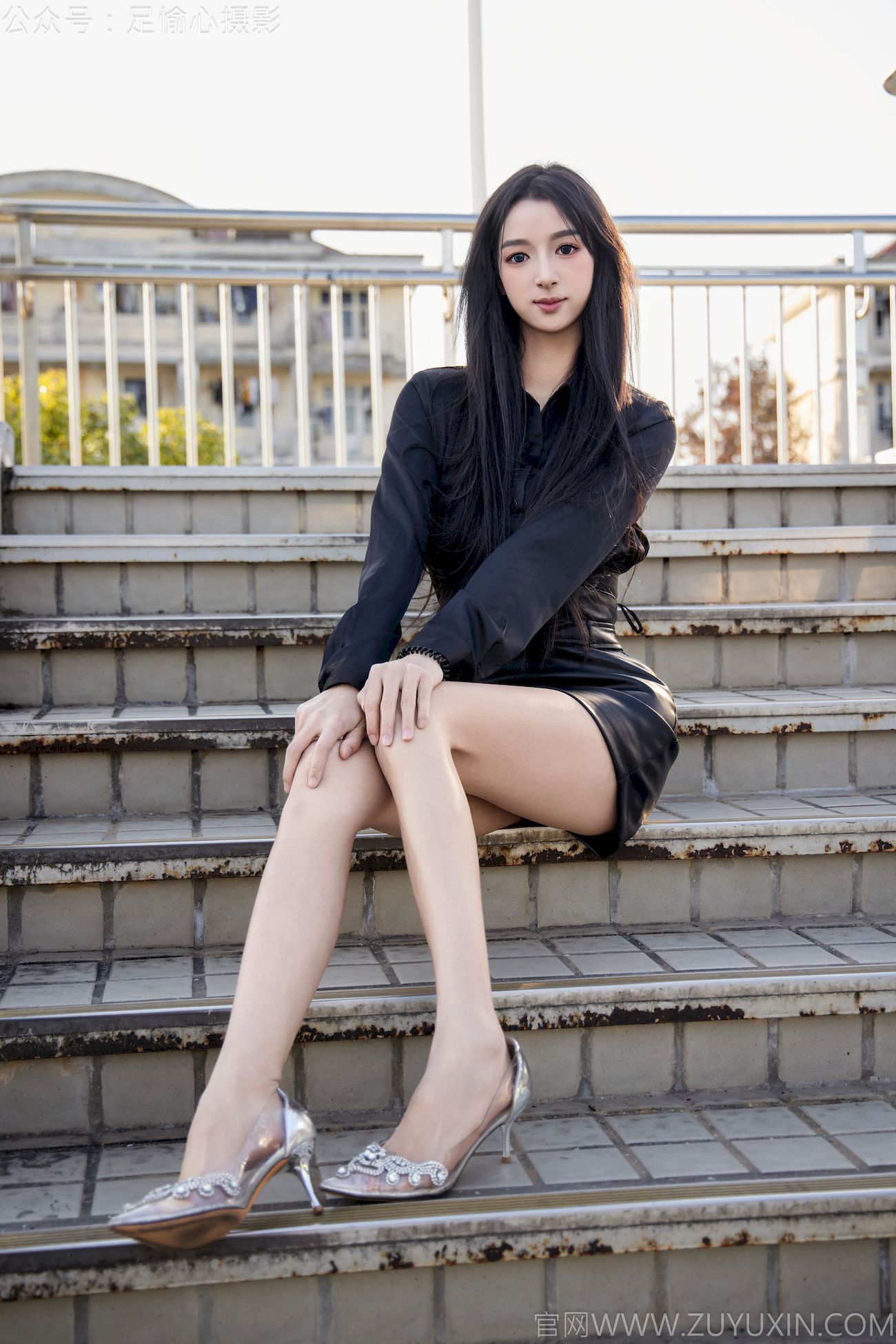 足愉心模特云悦黑衣美腿户外写真