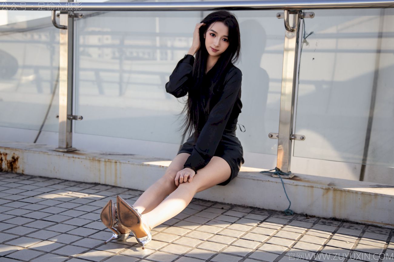 足愉心模特云悦黑衣美腿户外写真