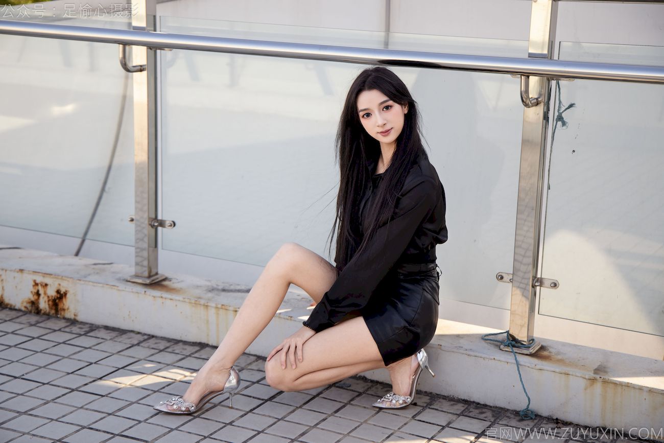 足愉心模特云悦黑衣美腿户外写真