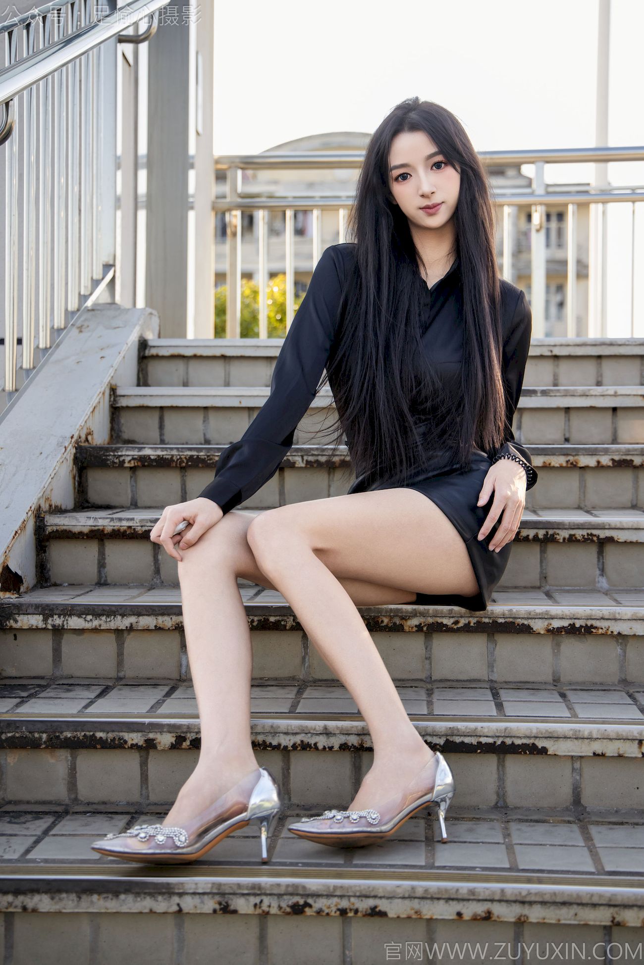 足愉心模特云悦黑衣美腿户外写真