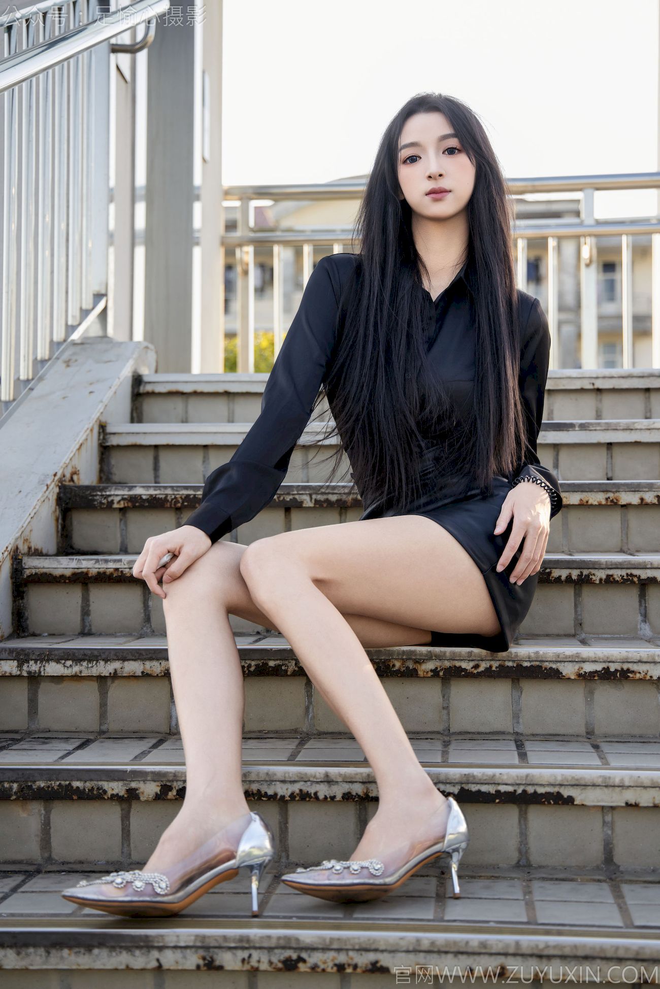 足愉心模特云悦黑衣美腿户外写真