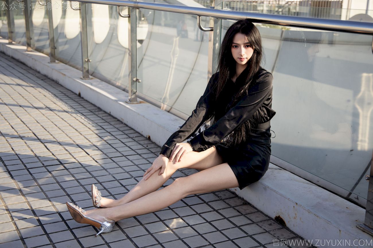 足愉心模特云悦黑衣美腿户外写真